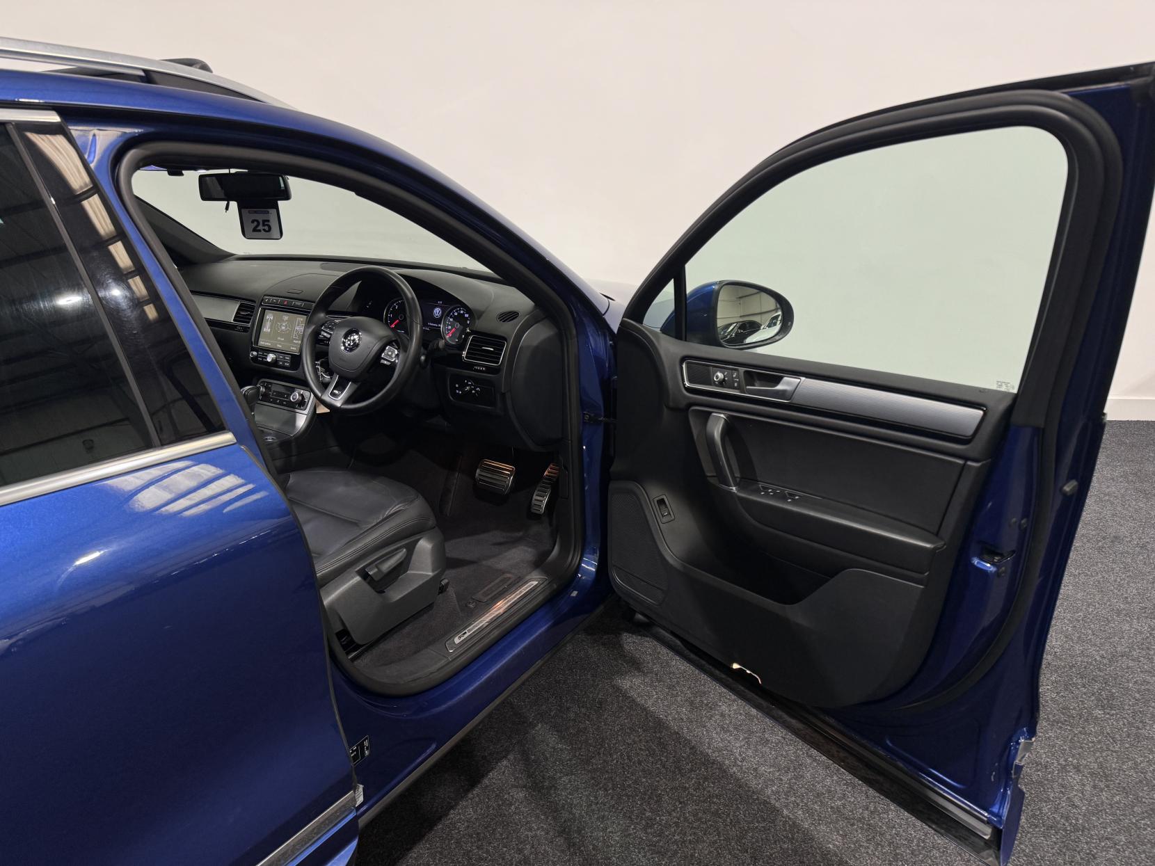 Volkswagen Touareg 3.0 TDI V6 BlueMotion Tech R-Line SUV 5dr Diesel Tiptronic 4WD Euro 6 (s/s) (262 ps)