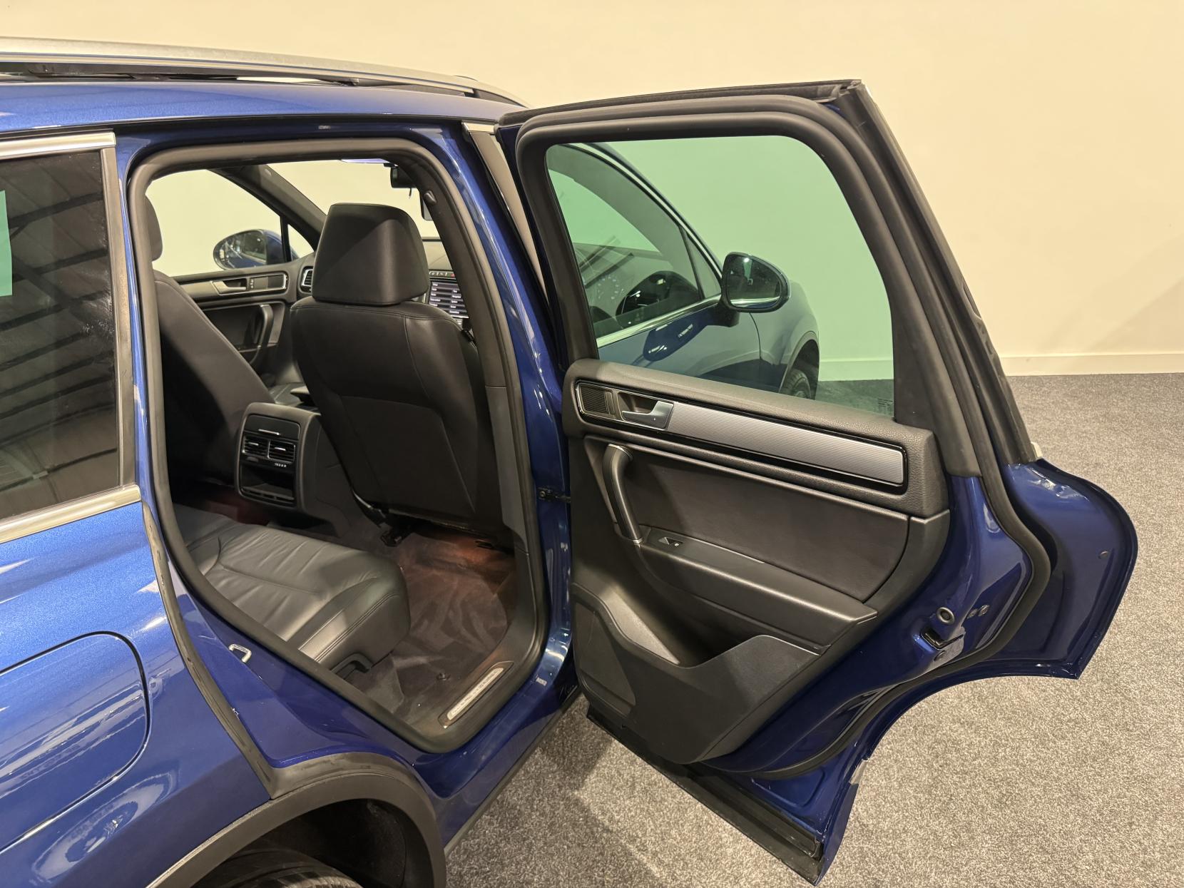 Volkswagen Touareg 3.0 TDI V6 BlueMotion Tech R-Line SUV 5dr Diesel Tiptronic 4WD Euro 6 (s/s) (262 ps)
