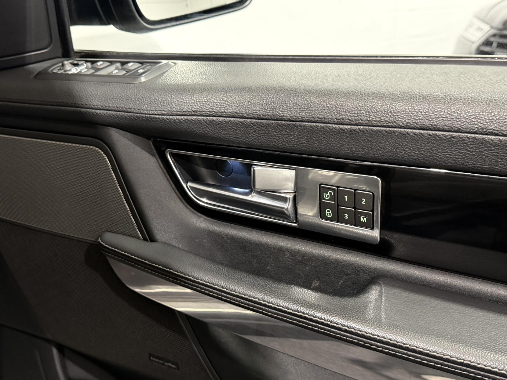 Land Rover Range Rover Sport 3.0 TD V6 HSE SUV 5dr Diesel CommandShift 4WD Euro 5 (245 ps)