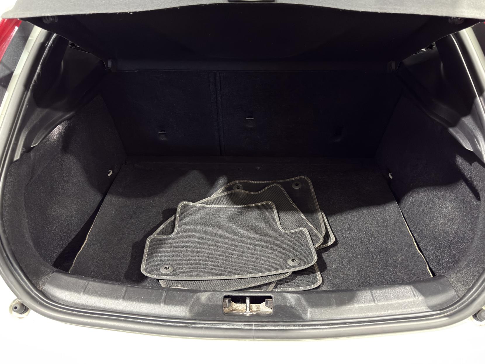 Volvo V40 2.0 D3 R-Design Hatchback 5dr Diesel Manual Euro 5 (s/s) (150 ps)