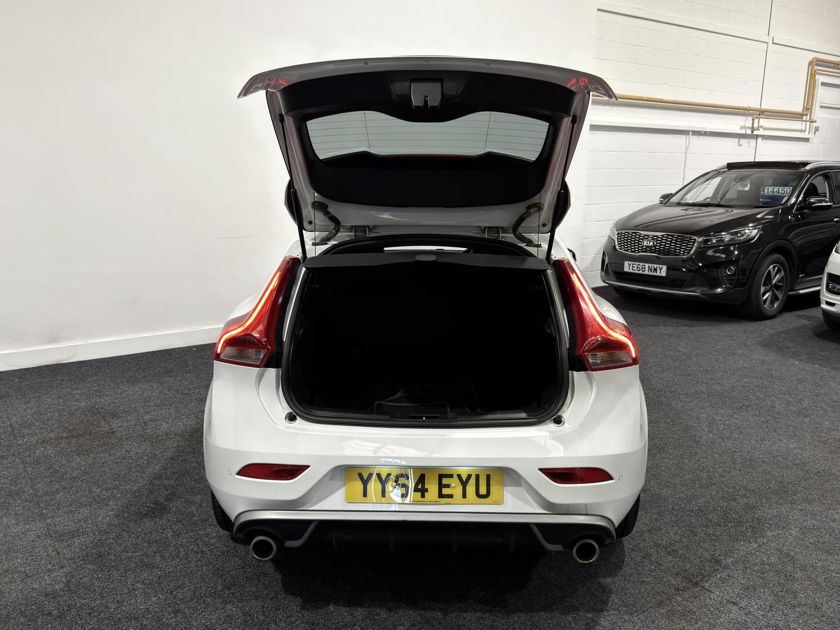 Volvo V40 2.0 D3 R-Design Hatchback 5dr Diesel Manual Euro 5 (s/s) (150 ps)