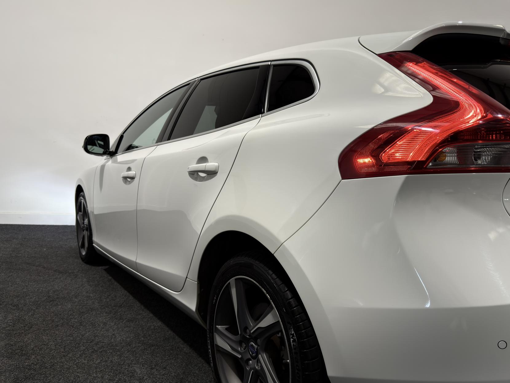 Volvo V40 2.0 D3 R-Design Hatchback 5dr Diesel Manual Euro 5 (s/s) (150 ps)