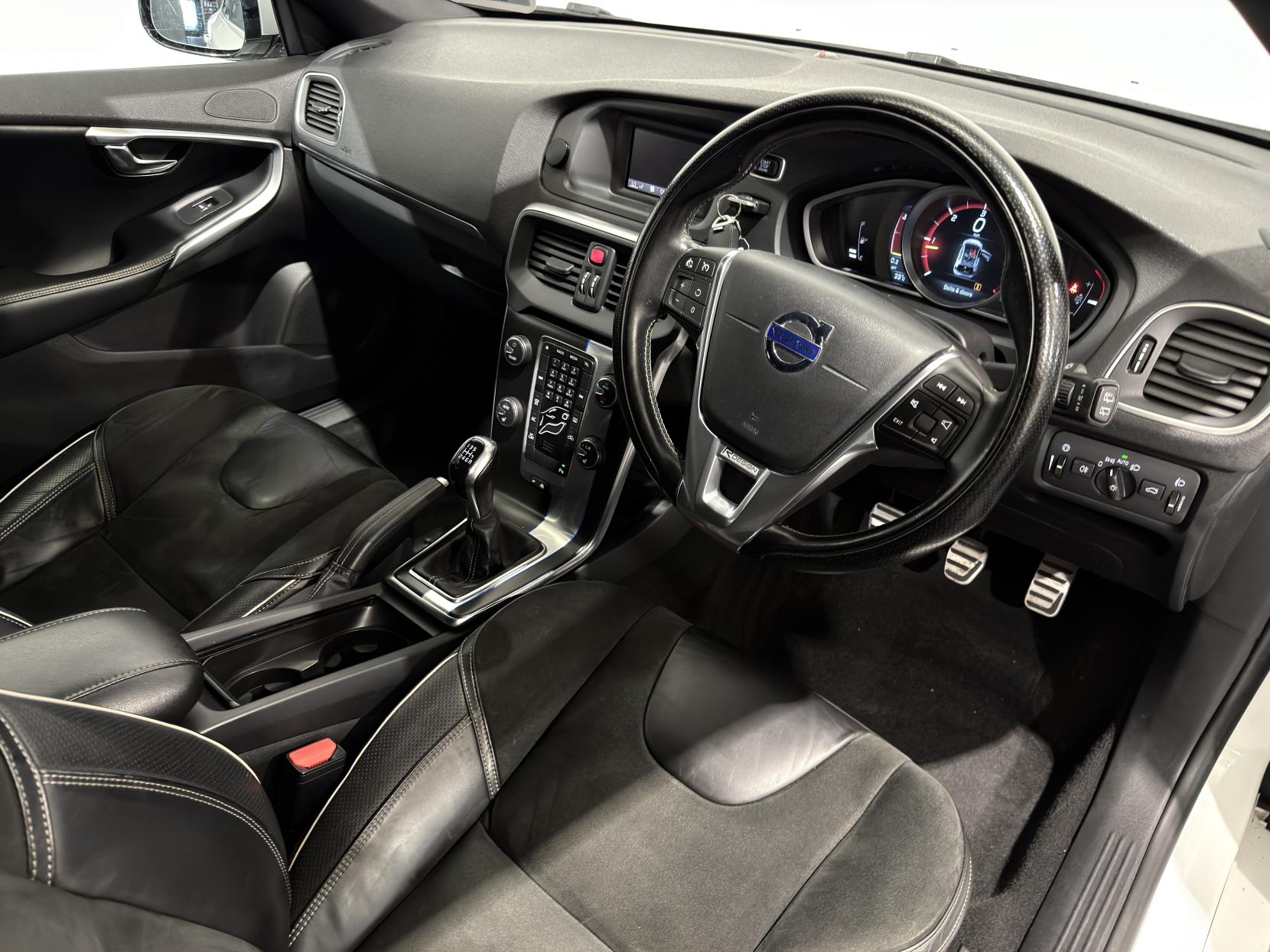 Volvo V40 2.0 D3 R-Design Hatchback 5dr Diesel Manual Euro 5 (s/s) (150 ps)