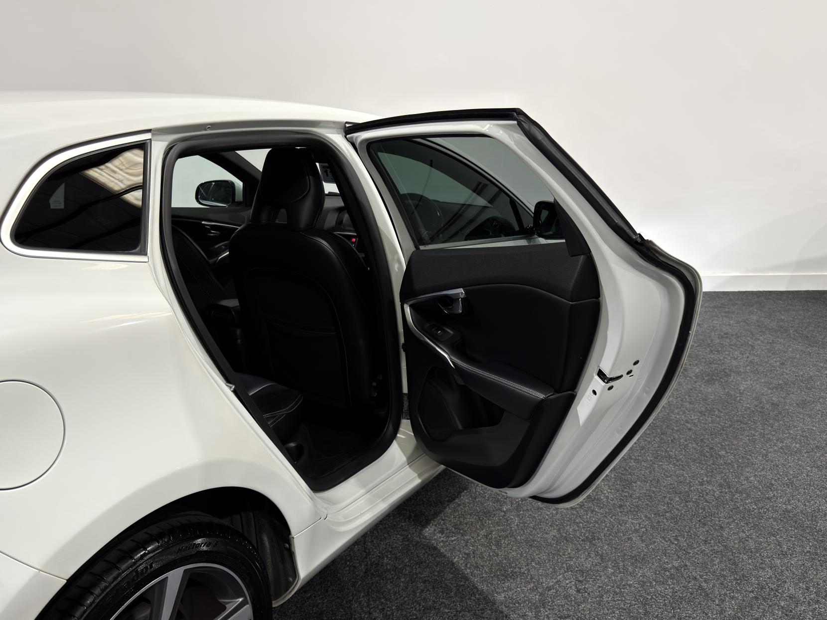 Volvo V40 2.0 D3 R-Design Hatchback 5dr Diesel Manual Euro 5 (s/s) (150 ps)