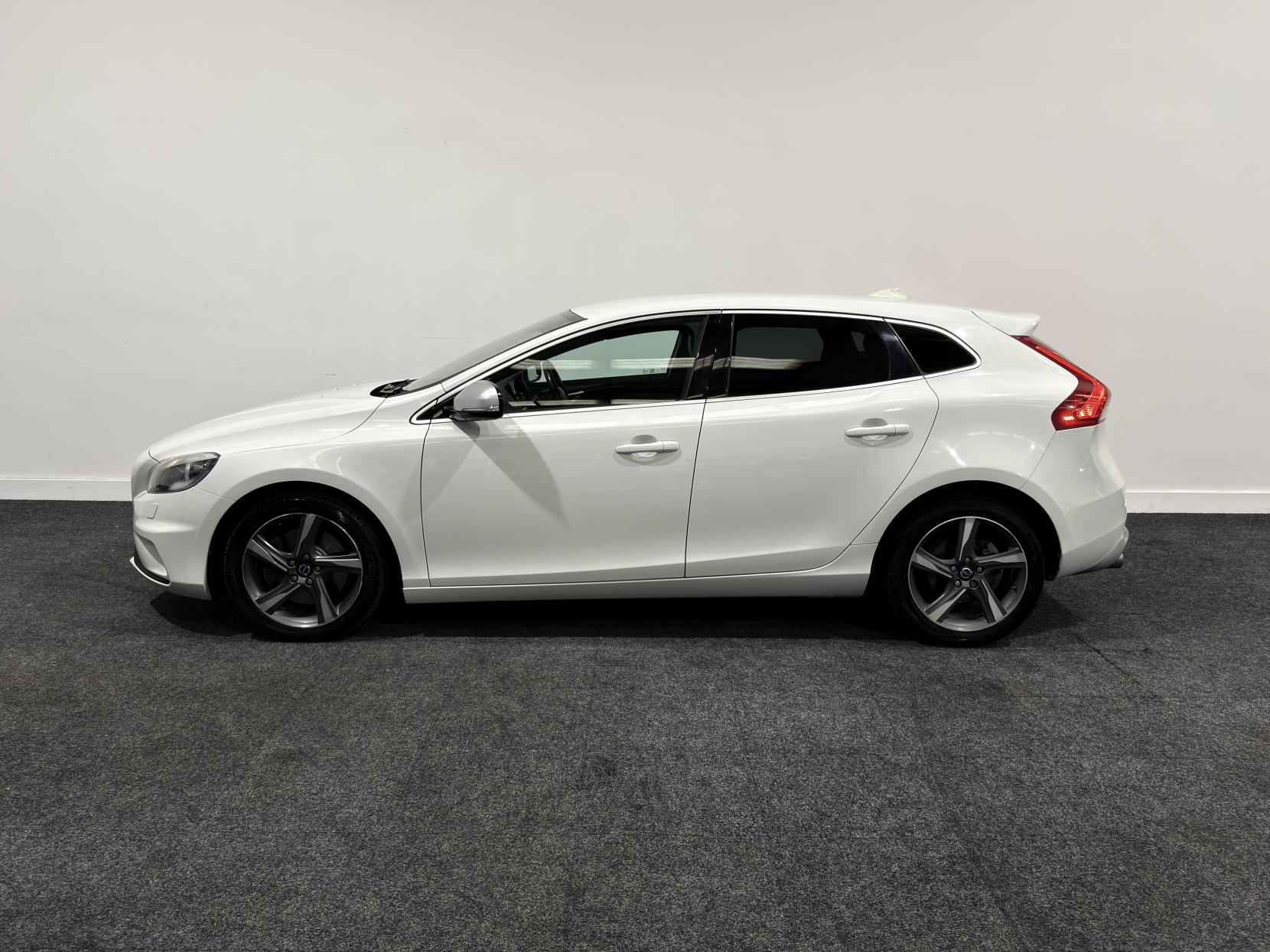 Volvo V40 2.0 D3 R-Design Hatchback 5dr Diesel Manual Euro 5 (s/s) (150 ps)