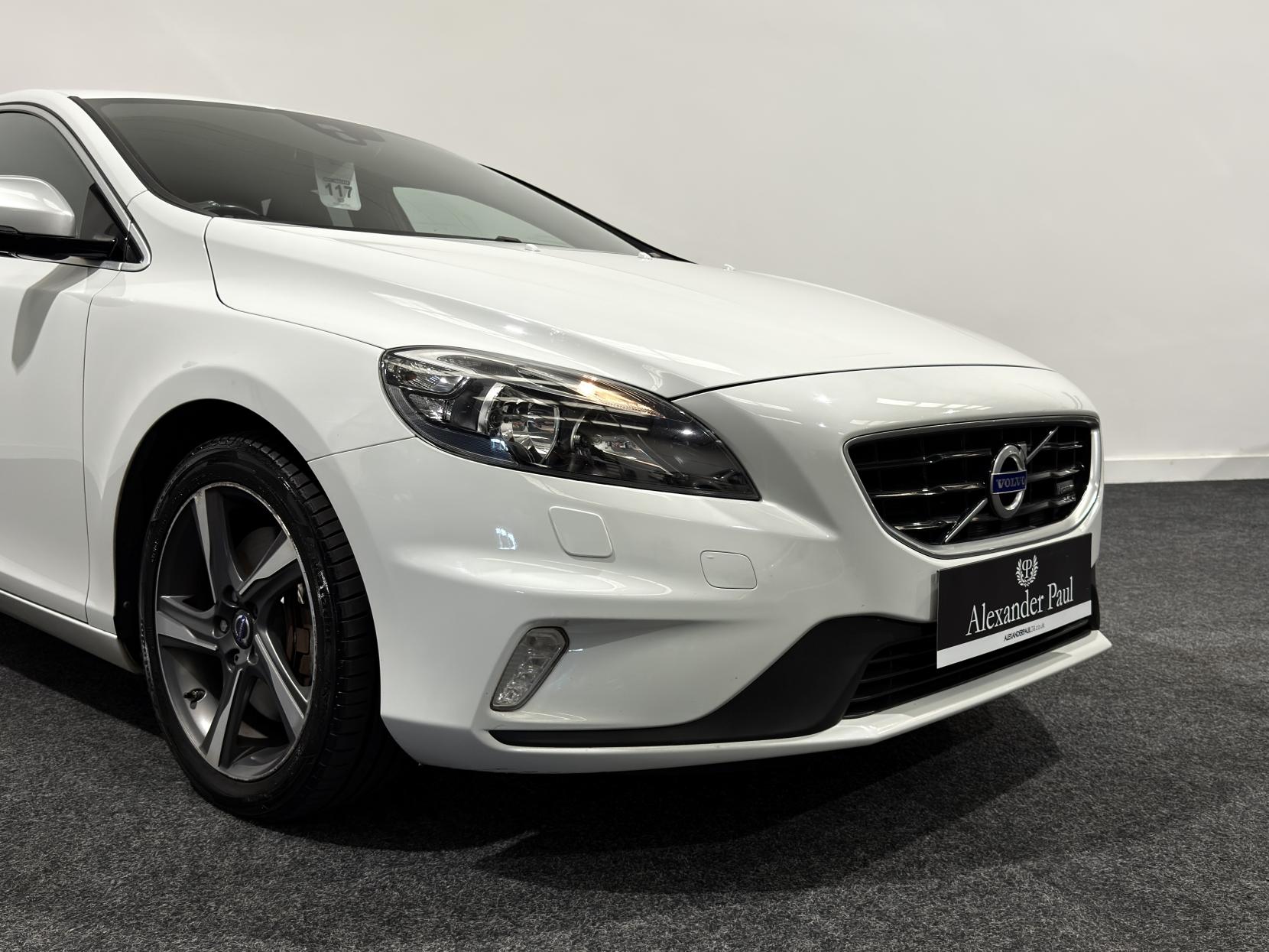Volvo V40 2.0 D3 R-Design Hatchback 5dr Diesel Manual Euro 5 (s/s) (150 ps)