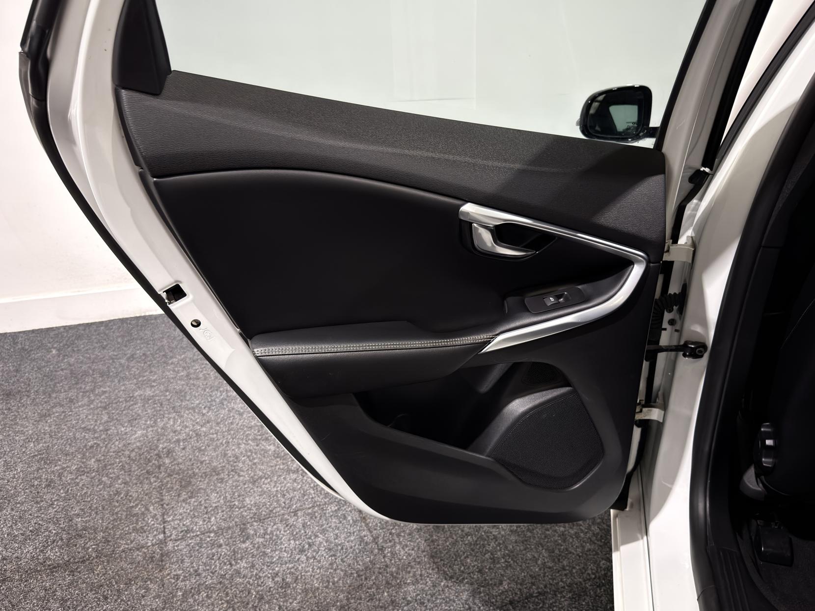 Volvo V40 2.0 D3 R-Design Hatchback 5dr Diesel Manual Euro 5 (s/s) (150 ps)