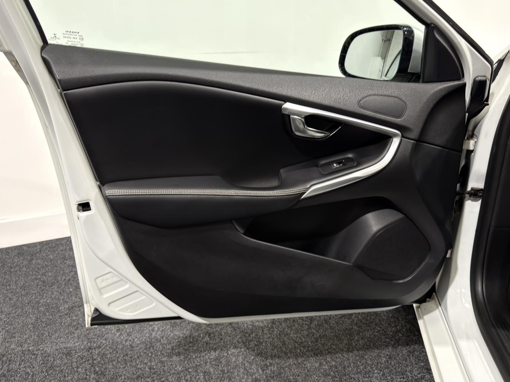 Volvo V40 2.0 D3 R-Design Hatchback 5dr Diesel Manual Euro 5 (s/s) (150 ps)