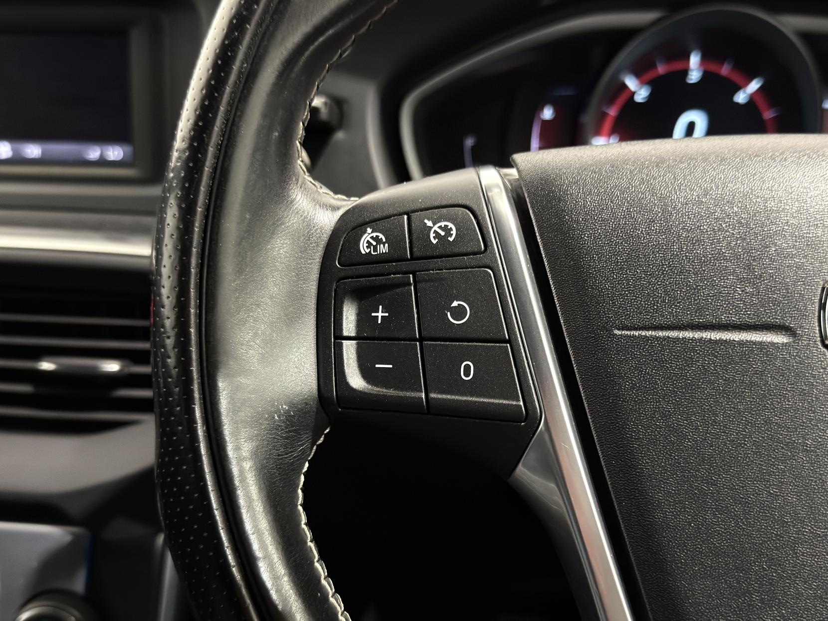 Volvo V40 2.0 D3 R-Design Hatchback 5dr Diesel Manual Euro 5 (s/s) (150 ps)