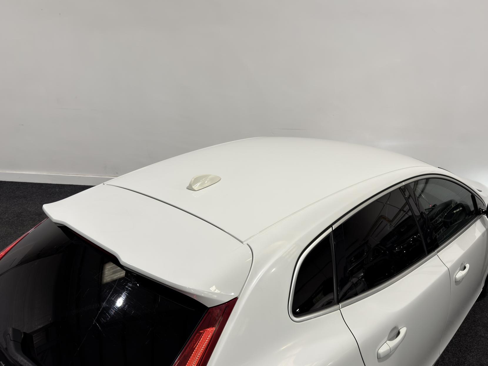 Volvo V40 2.0 D3 R-Design Hatchback 5dr Diesel Manual Euro 5 (s/s) (150 ps)