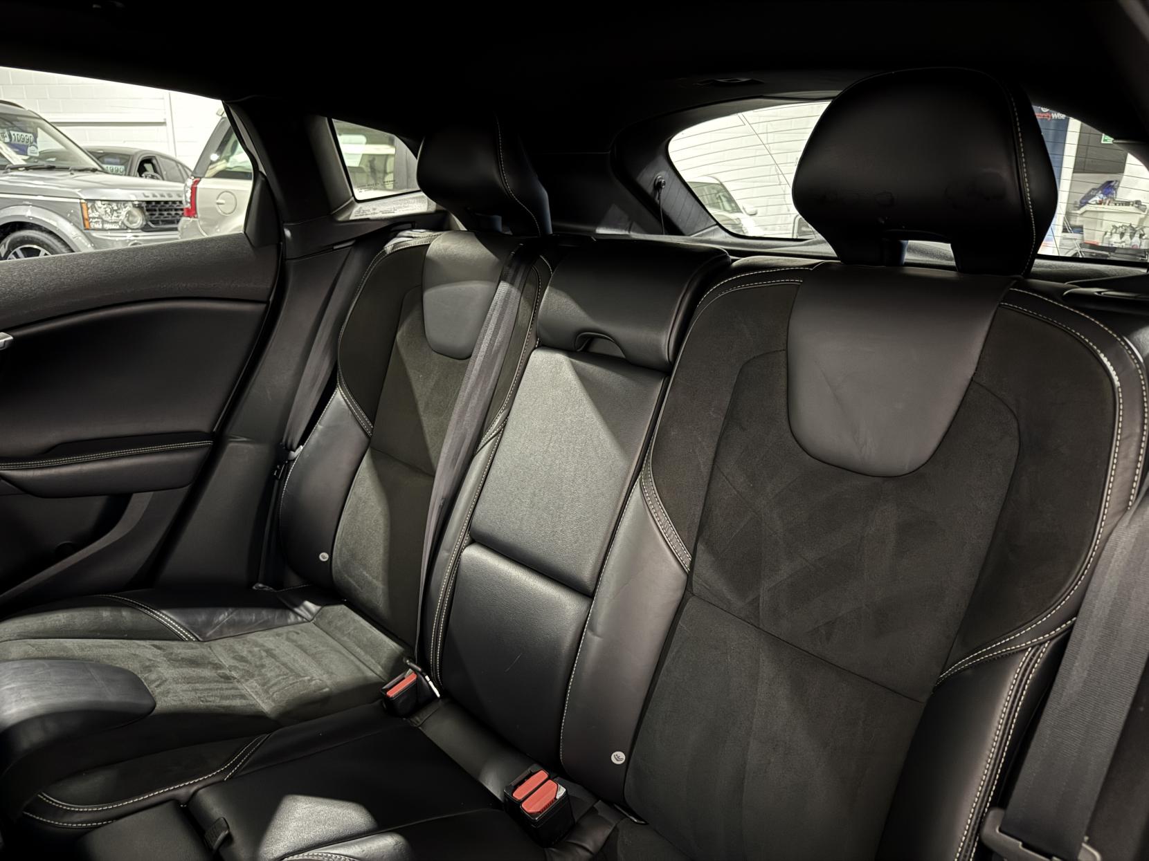 Volvo V40 2.0 D3 R-Design Hatchback 5dr Diesel Manual Euro 5 (s/s) (150 ps)