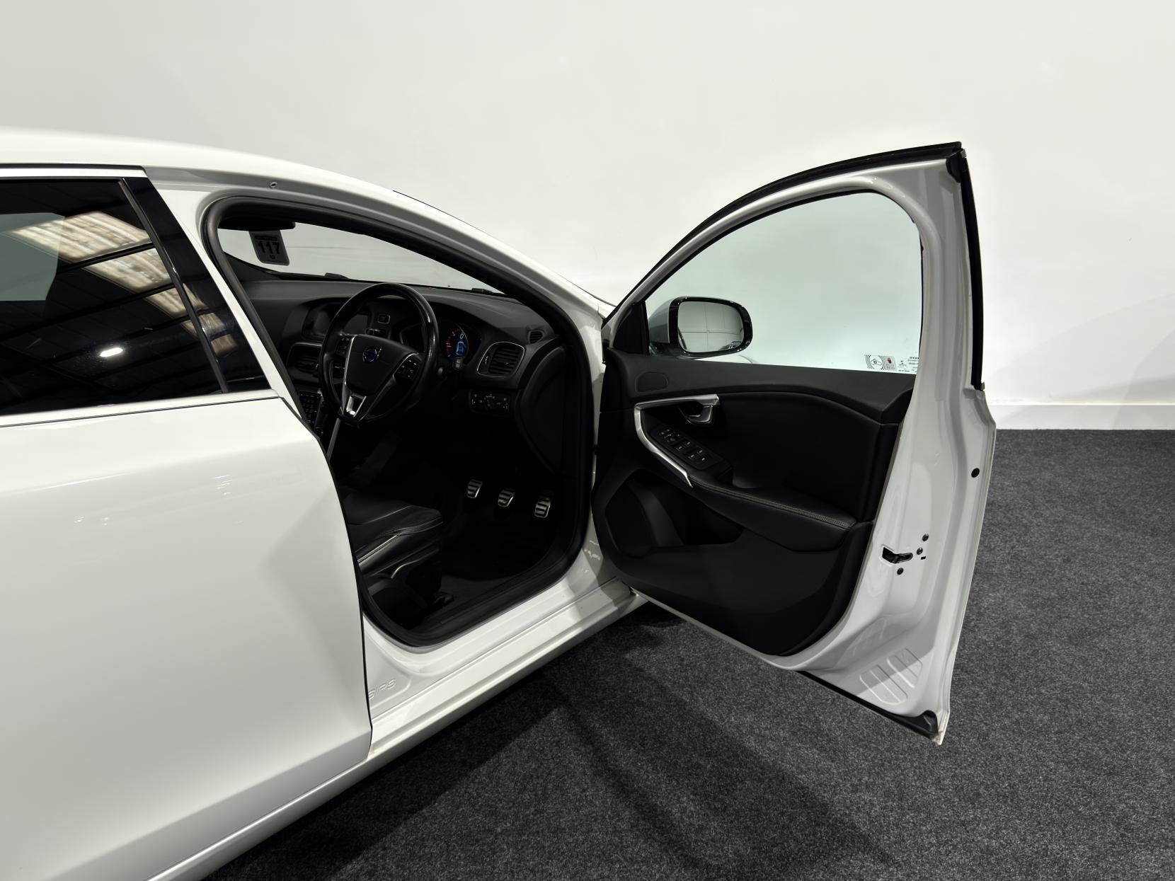 Volvo V40 2.0 D3 R-Design Hatchback 5dr Diesel Manual Euro 5 (s/s) (150 ps)