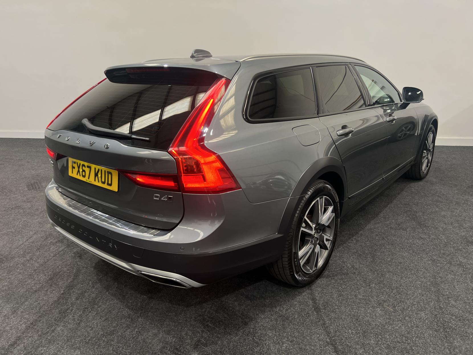 Volvo V90 Cross Country 2.0 D4 Pro Estate 5dr Diesel Auto AWD Euro 6 (s/s) (190 ps)