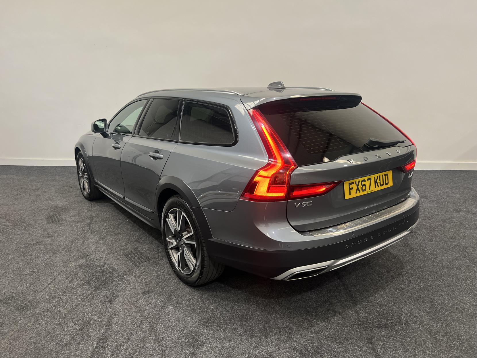 Volvo V90 Cross Country 2.0 D4 Pro Estate 5dr Diesel Auto AWD Euro 6 (s/s) (190 ps)