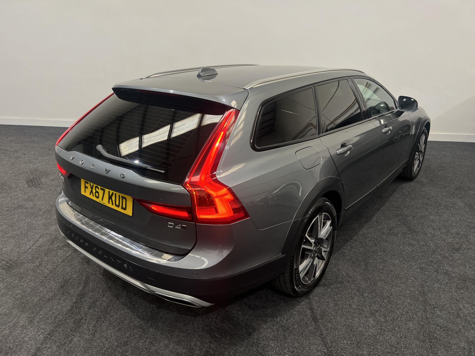 Volvo V90 Cross Country 2.0 D4 Pro Estate 5dr Diesel Auto AWD Euro 6 (s/s) (190 ps)