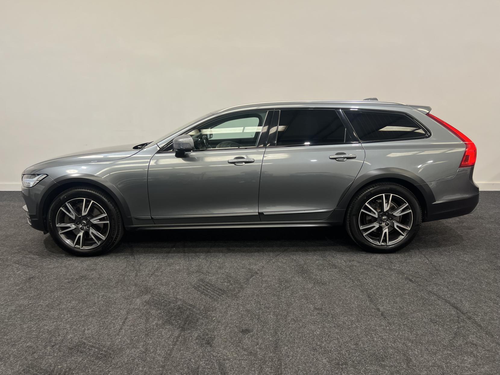 Volvo V90 Cross Country 2.0 D4 Pro Estate 5dr Diesel Auto AWD Euro 6 (s/s) (190 ps)