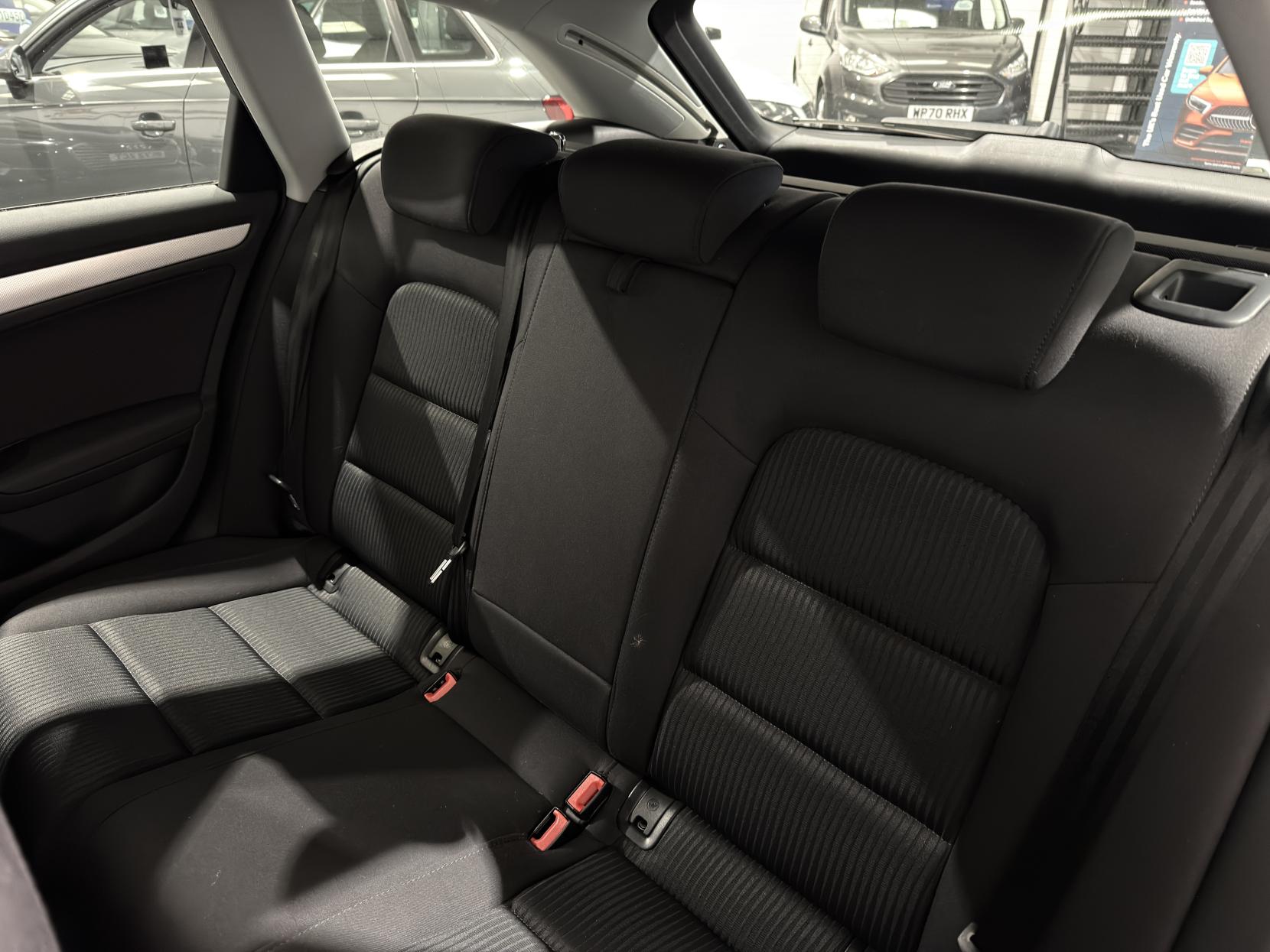 Audi A4 Avant 2.0 TDI ultra SE Estate 5dr Diesel Manual Euro 6 (s/s) (163 ps)