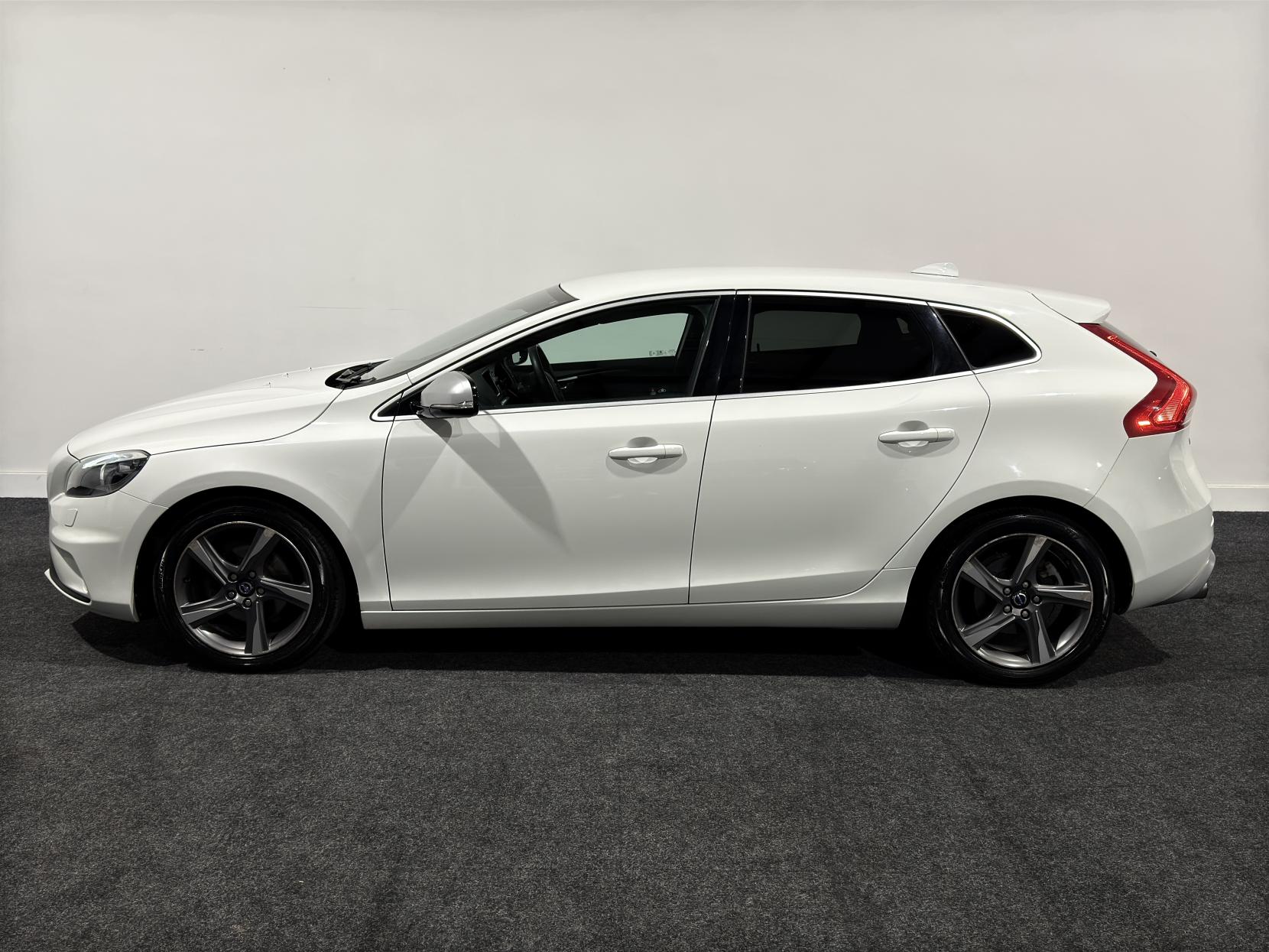 Volvo V40 1.6 D2 R-Design Lux Nav Hatchback 5dr Diesel Manual Euro 5 (s/s) (115 ps)