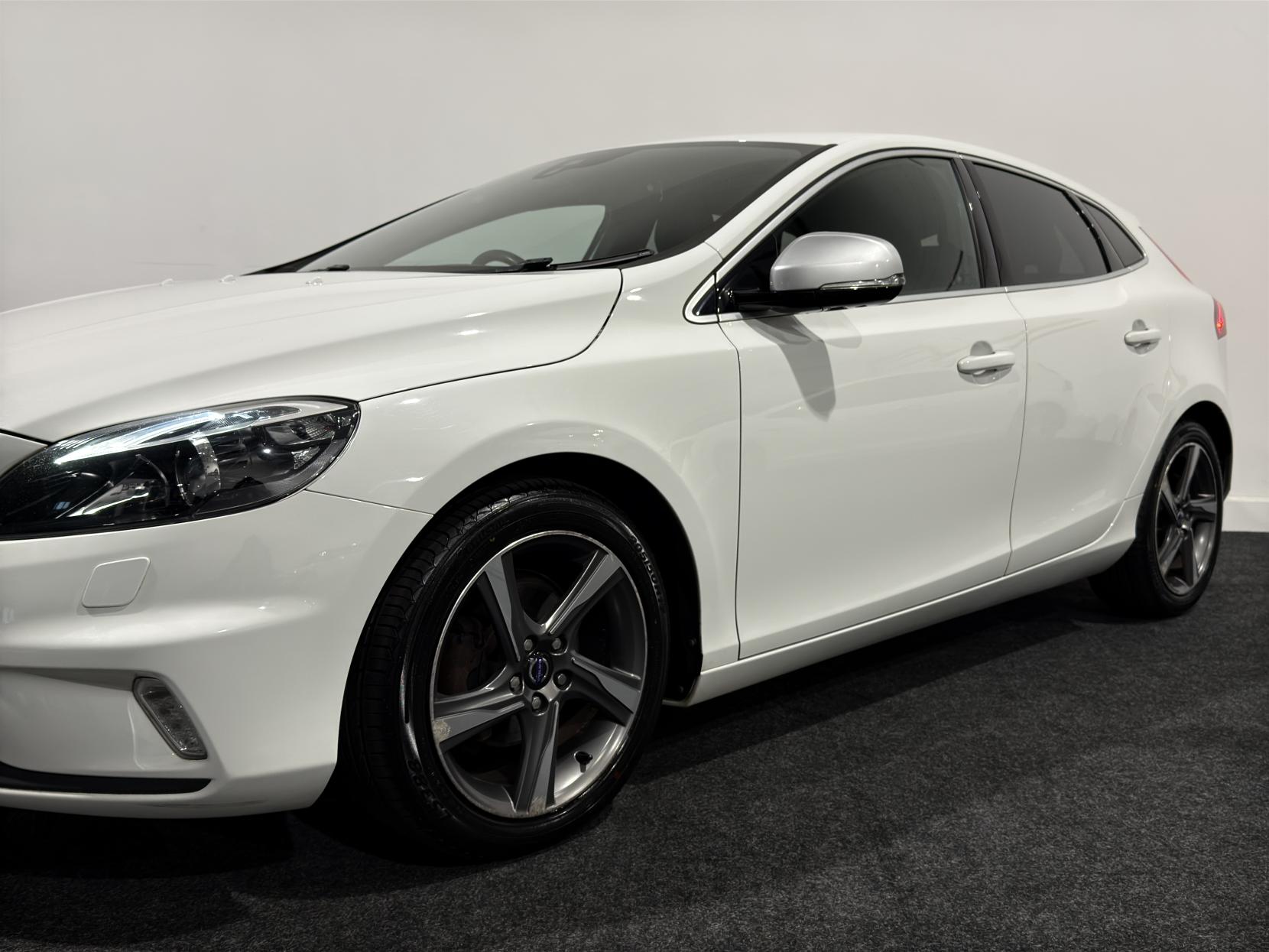 Volvo V40 1.6 D2 R-Design Lux Nav Hatchback 5dr Diesel Manual Euro 5 (s/s) (115 ps)