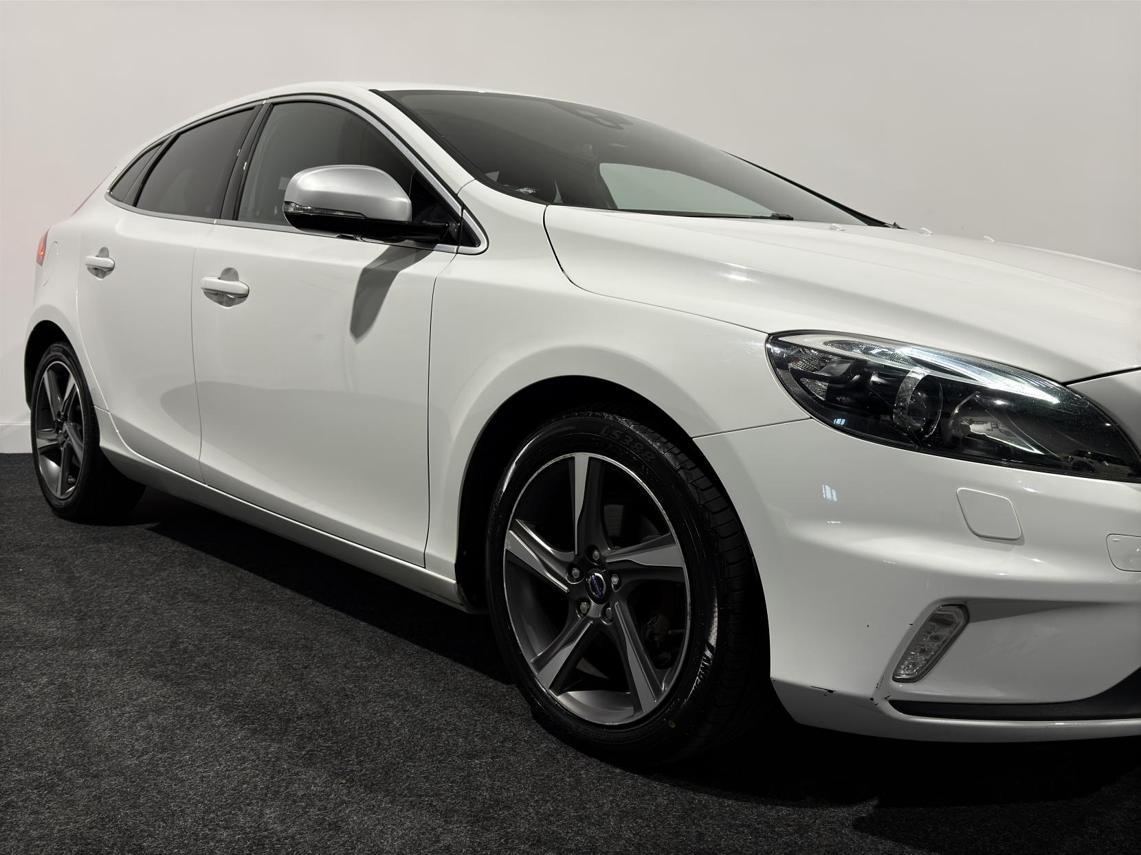 Volvo V40 1.6 D2 R-Design Lux Nav Hatchback 5dr Diesel Manual Euro 5 (s/s) (115 ps)