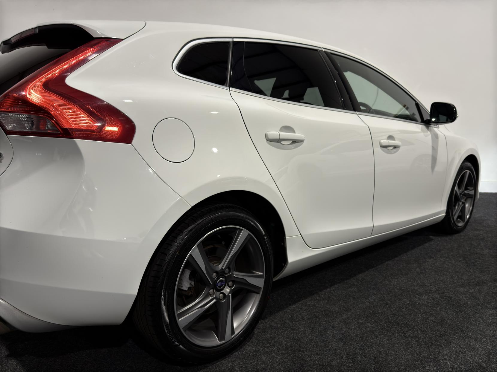 Volvo V40 1.6 D2 R-Design Lux Nav Hatchback 5dr Diesel Manual Euro 5 (s/s) (115 ps)