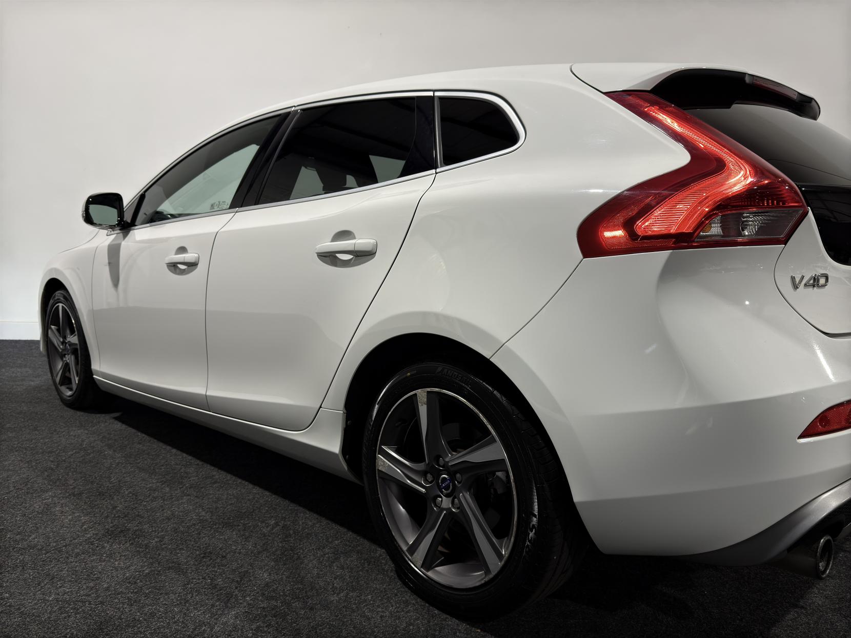 Volvo V40 1.6 D2 R-Design Lux Nav Hatchback 5dr Diesel Manual Euro 5 (s/s) (115 ps)