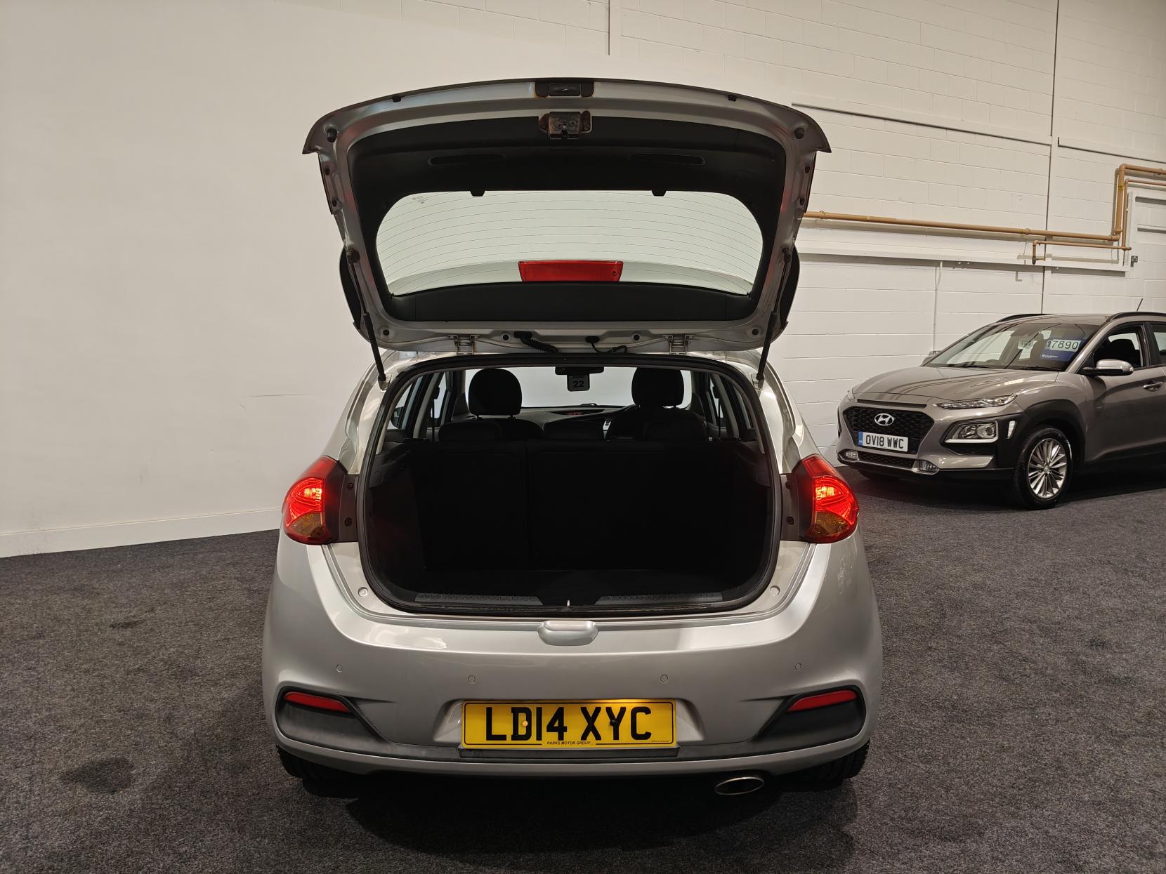 Kia Ceed 1.6 CRDi EcoDynamics 2 Hatchback 5dr Diesel Manual Euro 5 (s/s) (126 bhp)