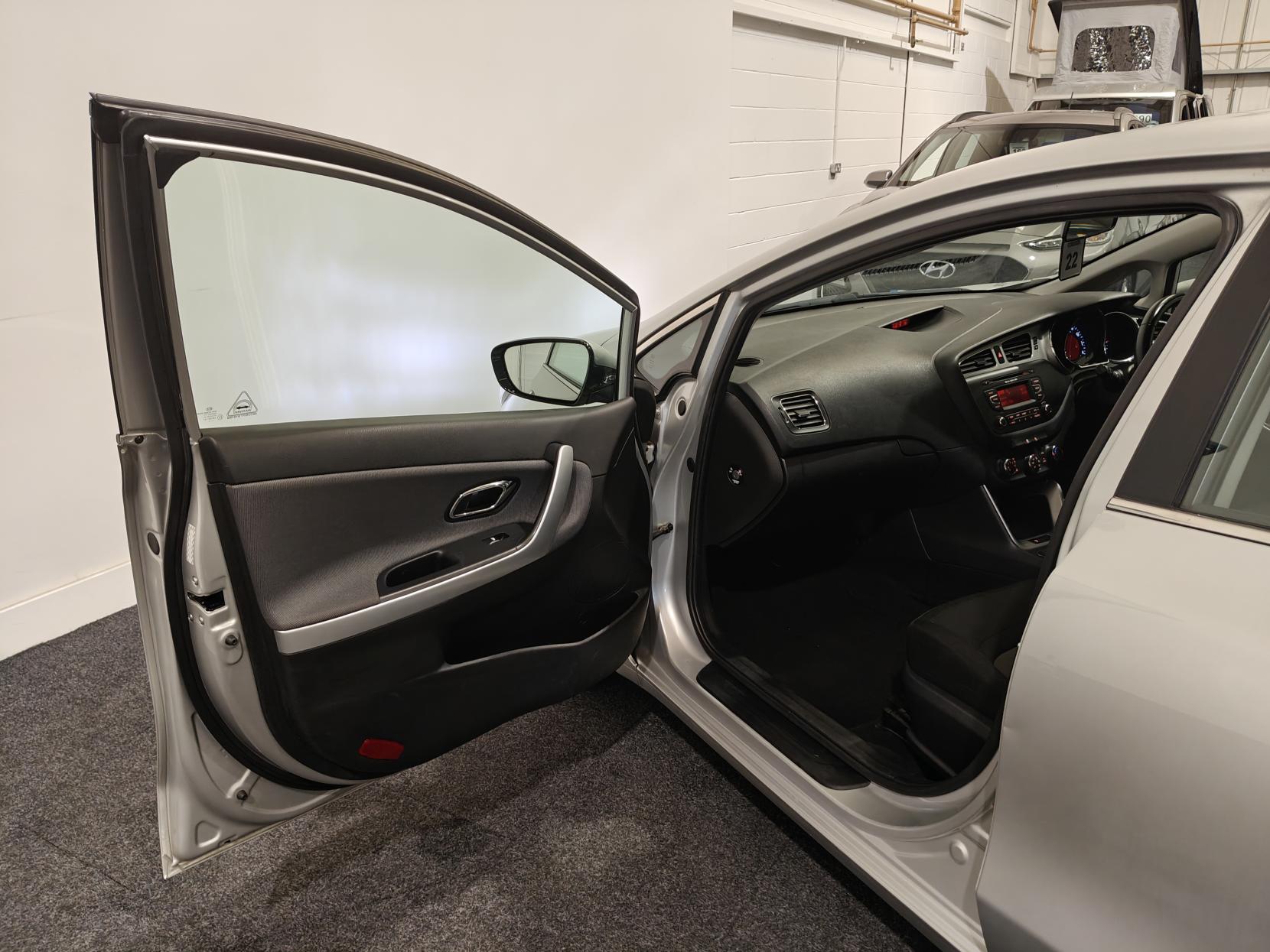 Kia Ceed 1.6 CRDi EcoDynamics 2 Hatchback 5dr Diesel Manual Euro 5 (s/s) (126 bhp)