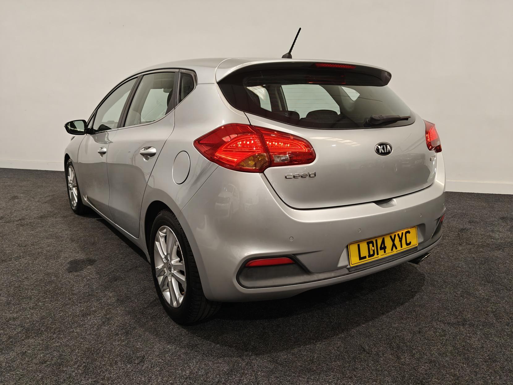 Kia Ceed 1.6 CRDi EcoDynamics 2 Hatchback 5dr Diesel Manual Euro 5 (s/s) (126 bhp)