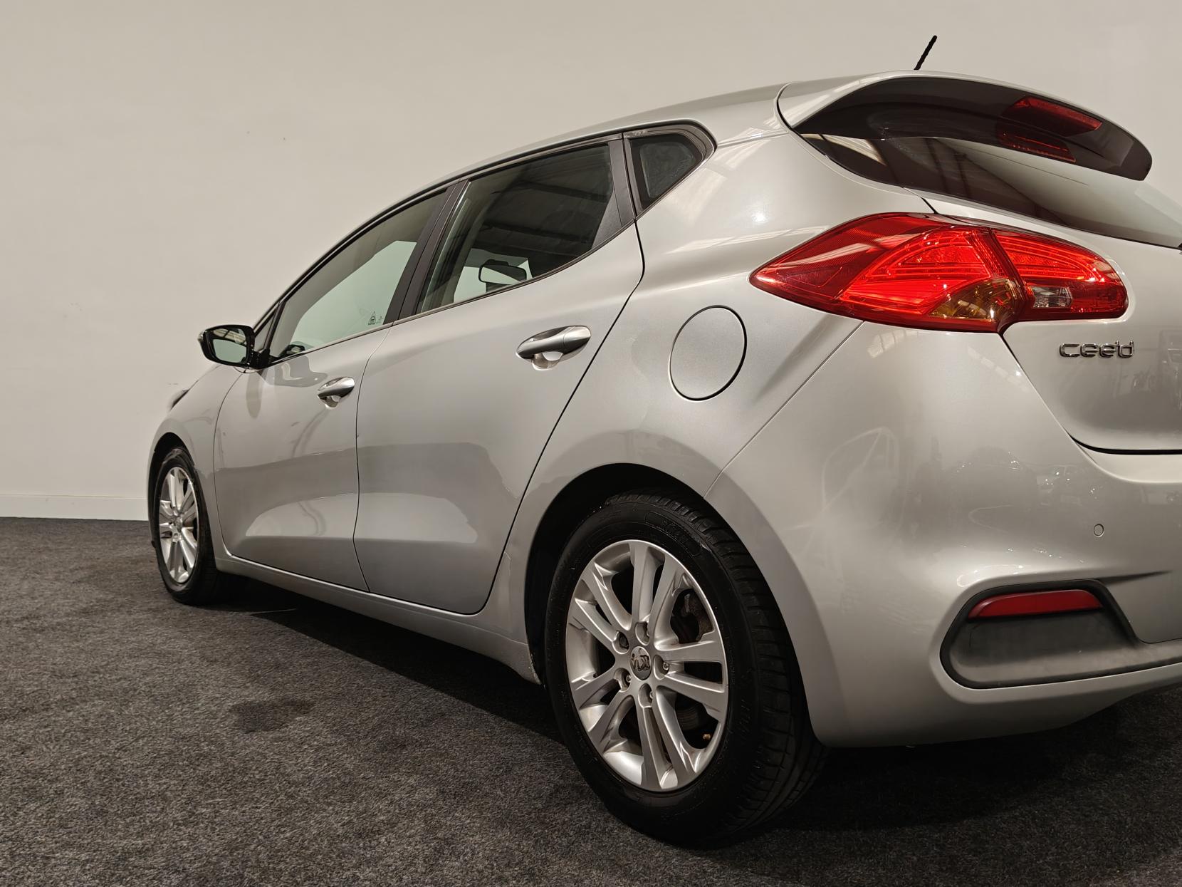 Kia Ceed 1.6 CRDi EcoDynamics 2 Hatchback 5dr Diesel Manual Euro 5 (s/s) (126 bhp)