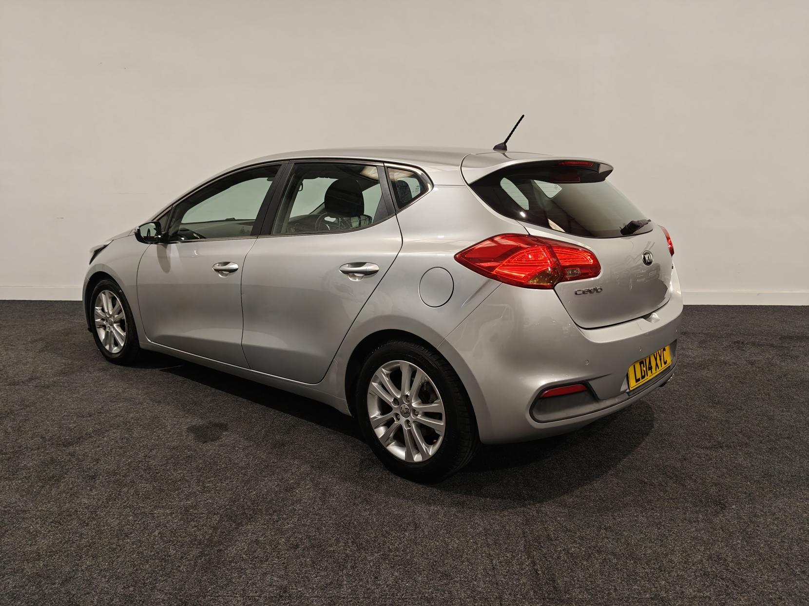 Kia Ceed 1.6 CRDi EcoDynamics 2 Hatchback 5dr Diesel Manual Euro 5 (s/s) (126 bhp)