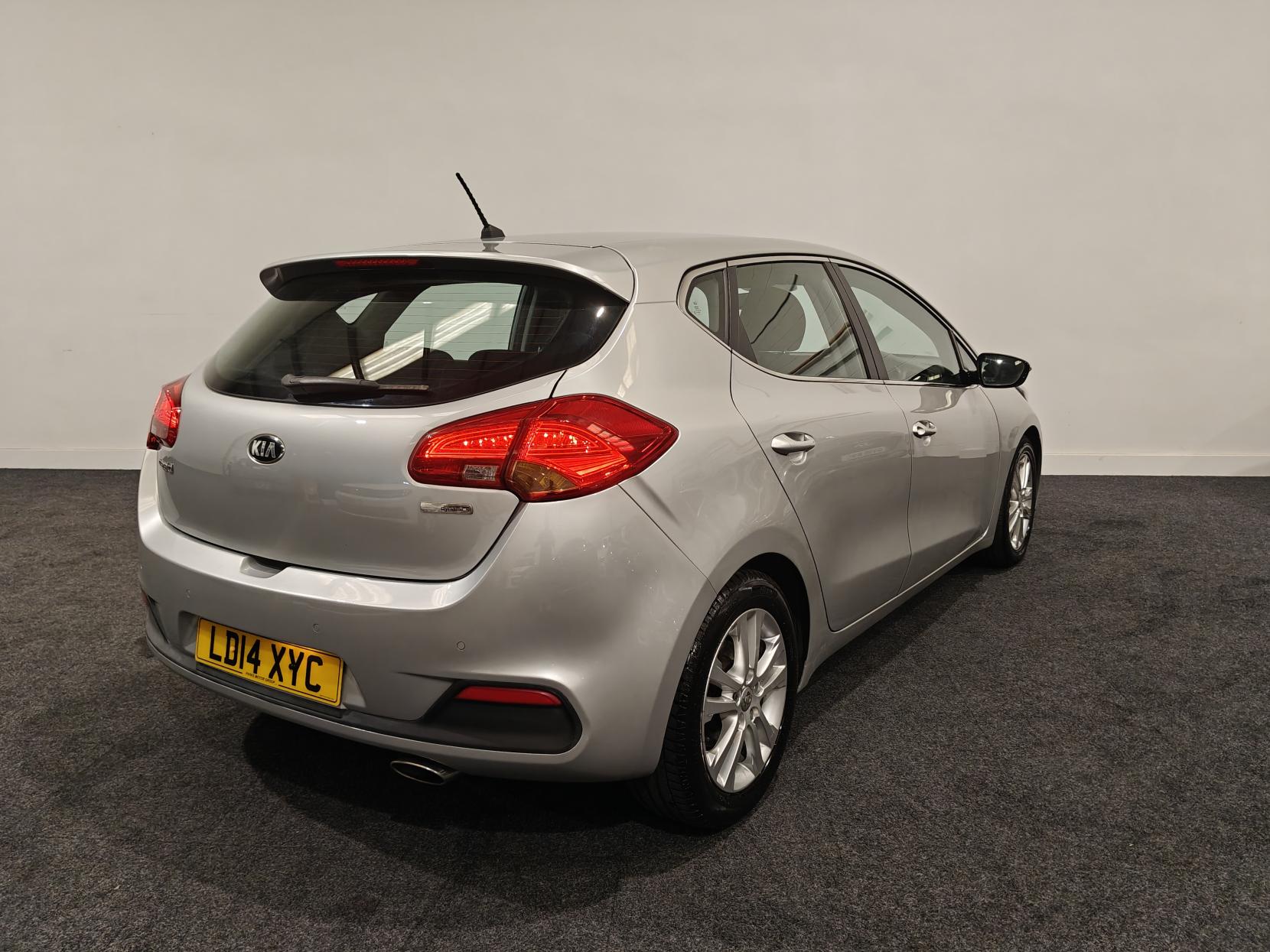Kia Ceed 1.6 CRDi EcoDynamics 2 Hatchback 5dr Diesel Manual Euro 5 (s/s) (126 bhp)