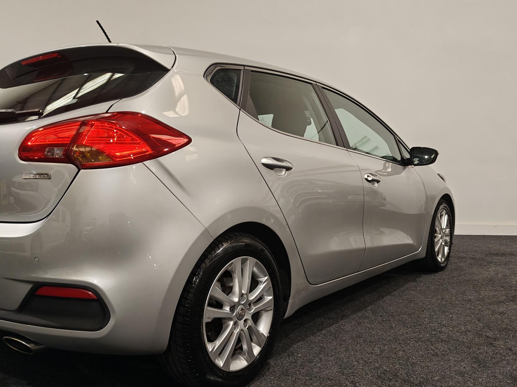 Kia Ceed 1.6 CRDi EcoDynamics 2 Hatchback 5dr Diesel Manual Euro 5 (s/s) (126 bhp)
