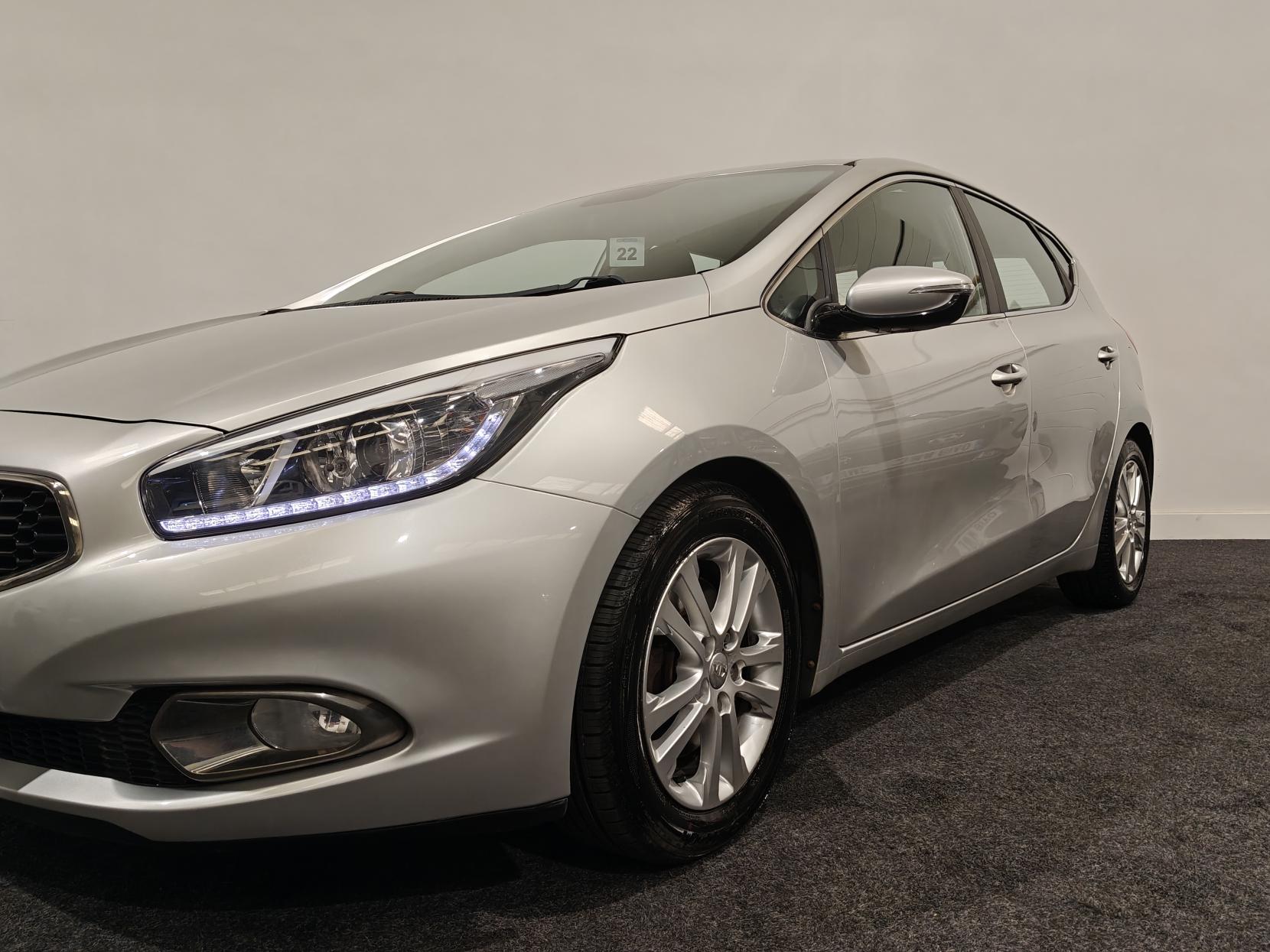 Kia Ceed 1.6 CRDi EcoDynamics 2 Hatchback 5dr Diesel Manual Euro 5 (s/s) (126 bhp)