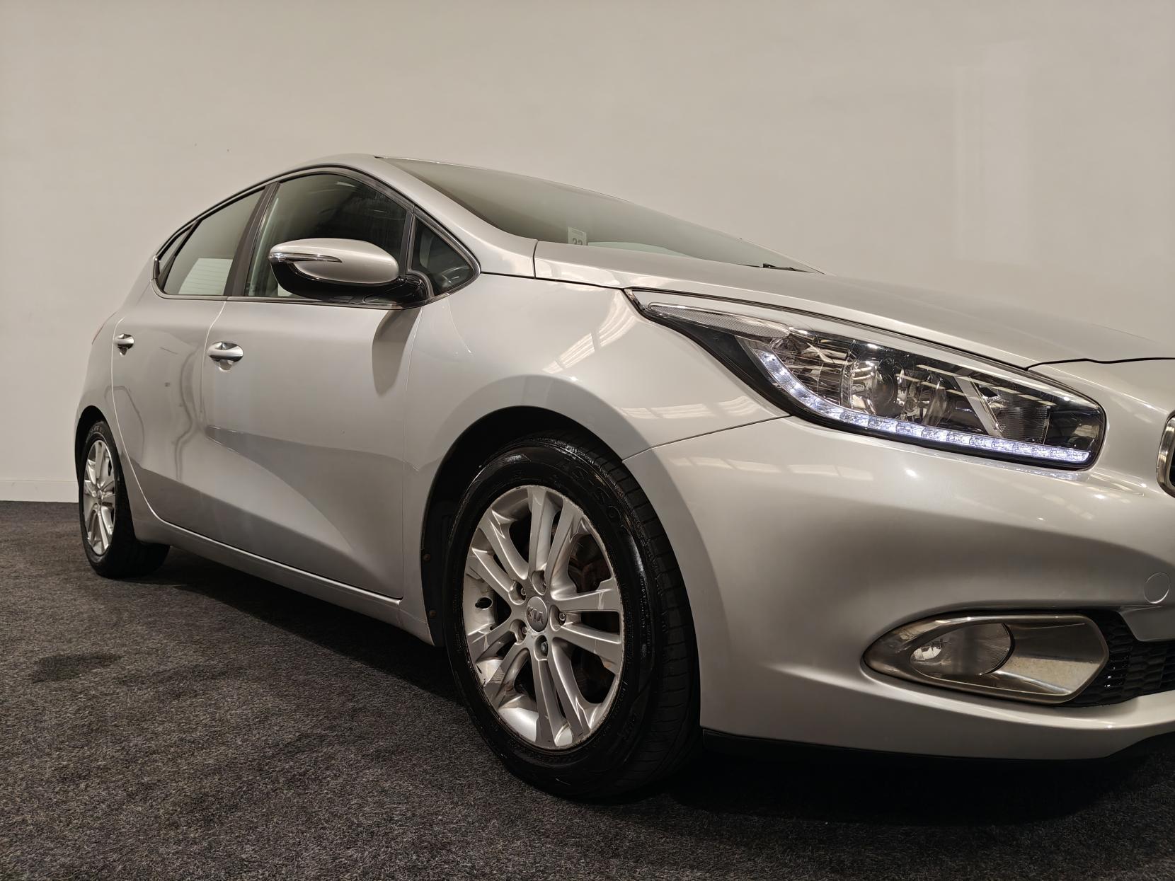 Kia Ceed 1.6 CRDi EcoDynamics 2 Hatchback 5dr Diesel Manual Euro 5 (s/s) (126 bhp)