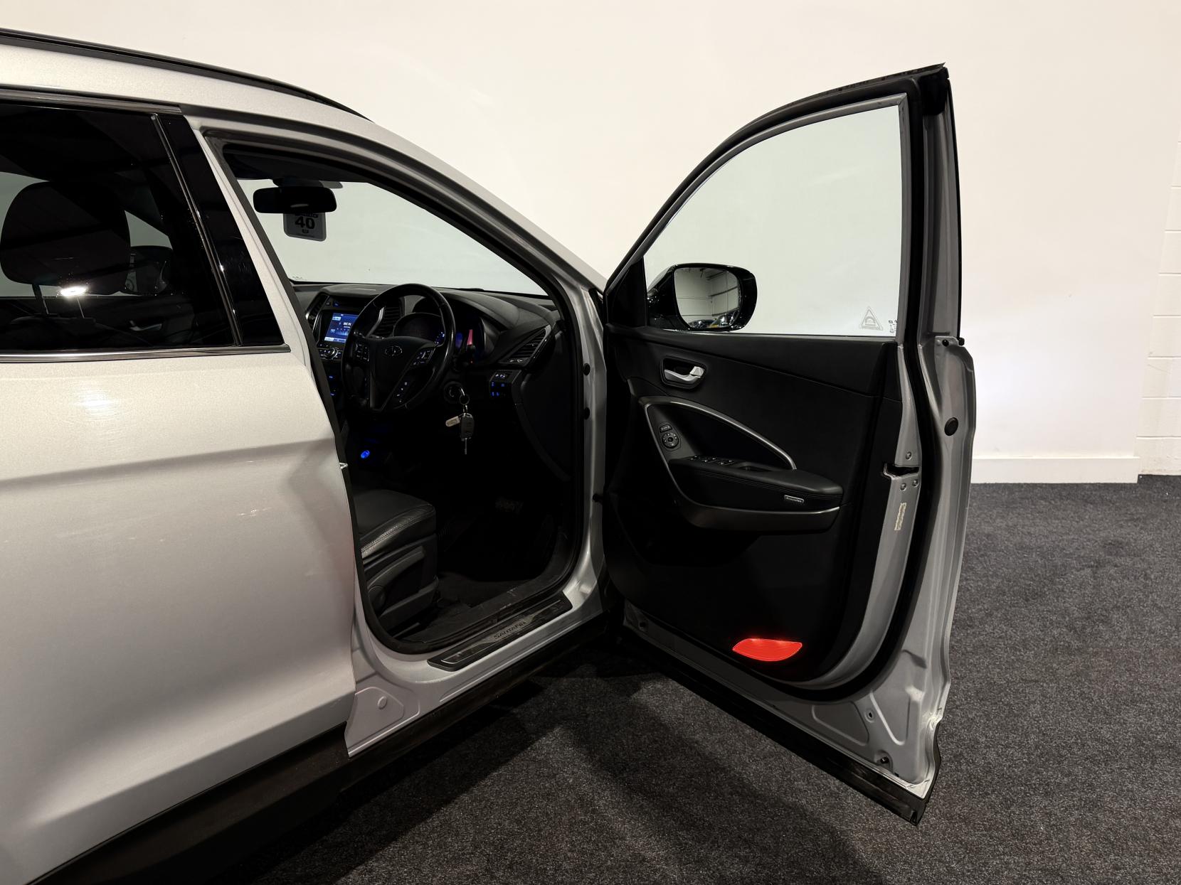 Hyundai Santa Fe 2.2 CRDi Premium SUV 5dr Diesel Auto 4WD Euro 5 (7 seat) (194 bhp)