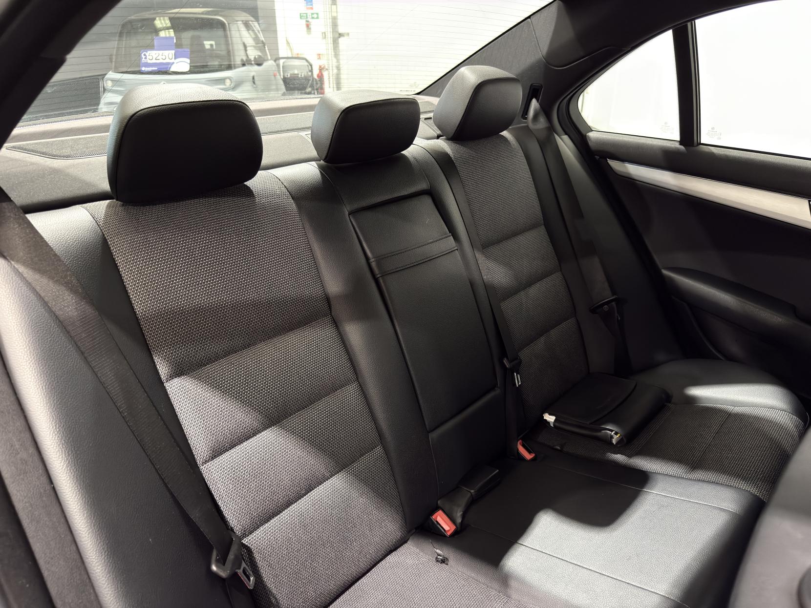 Mercedes-Benz C Class 2.1 C220 CDI BlueEfficiency Sport Saloon 4dr Diesel Auto Euro 5 (170 ps)