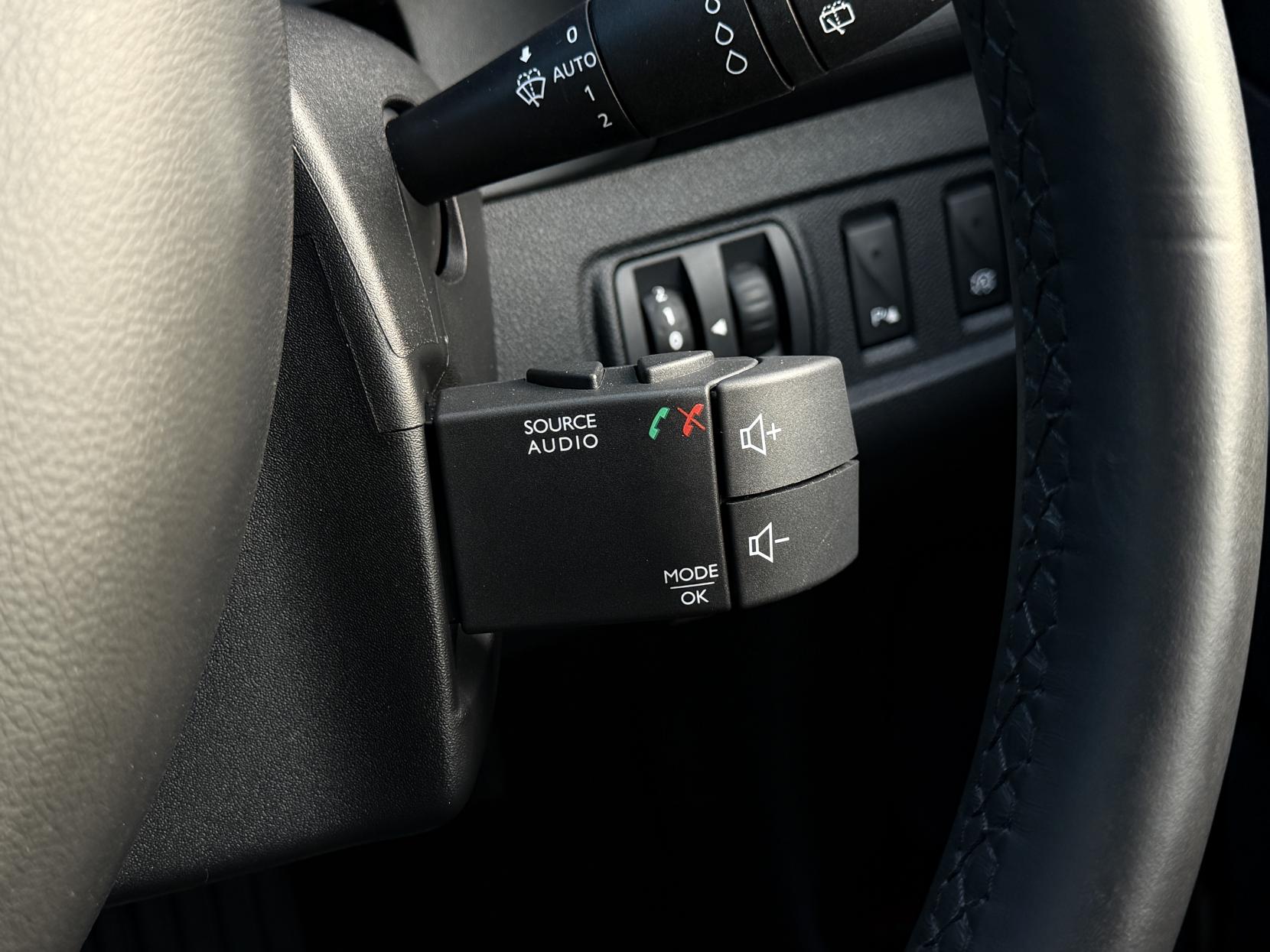 Renault Clio 0.9 TCe Iconic 25 Nav Hatchback 5dr Petrol Manual Euro 6 (s/s) (90 ps)