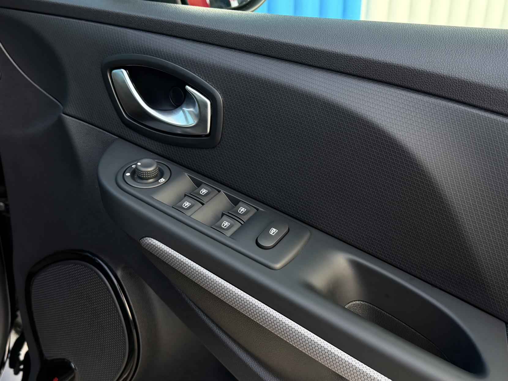 Renault Clio 0.9 TCe Iconic 25 Nav Hatchback 5dr Petrol Manual Euro 6 (s/s) (90 ps)