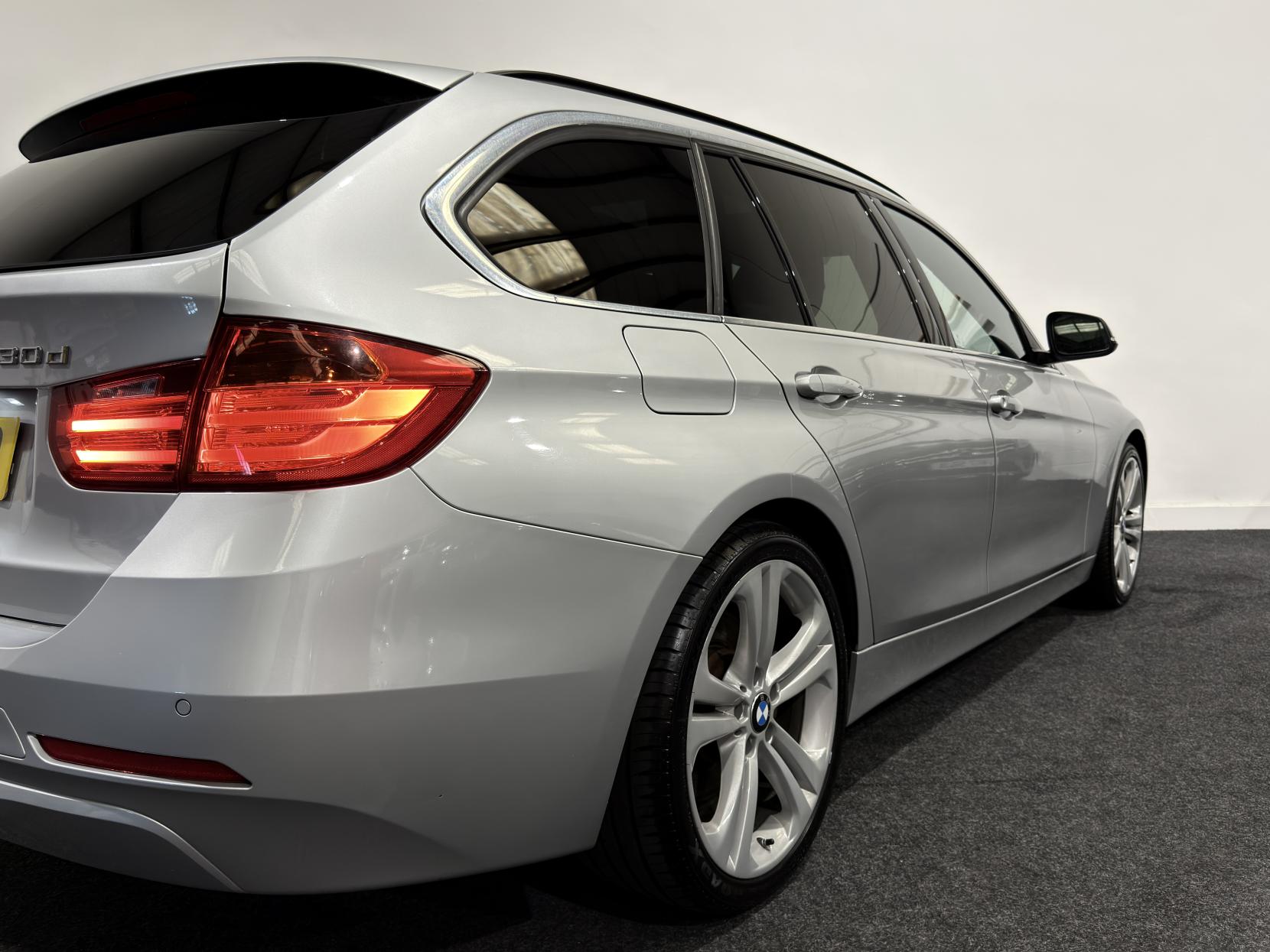 BMW 3 Series 3.0 330d Luxury Touring 5dr Diesel Auto Euro 5 (s/s) (258 ps)