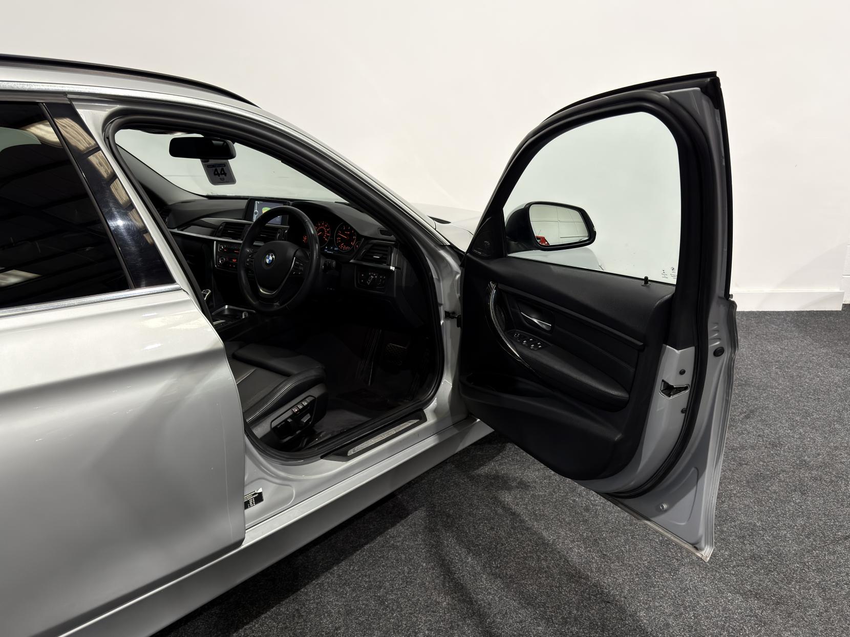 BMW 3 Series 3.0 330d Luxury Touring 5dr Diesel Auto Euro 5 (s/s) (258 ps)