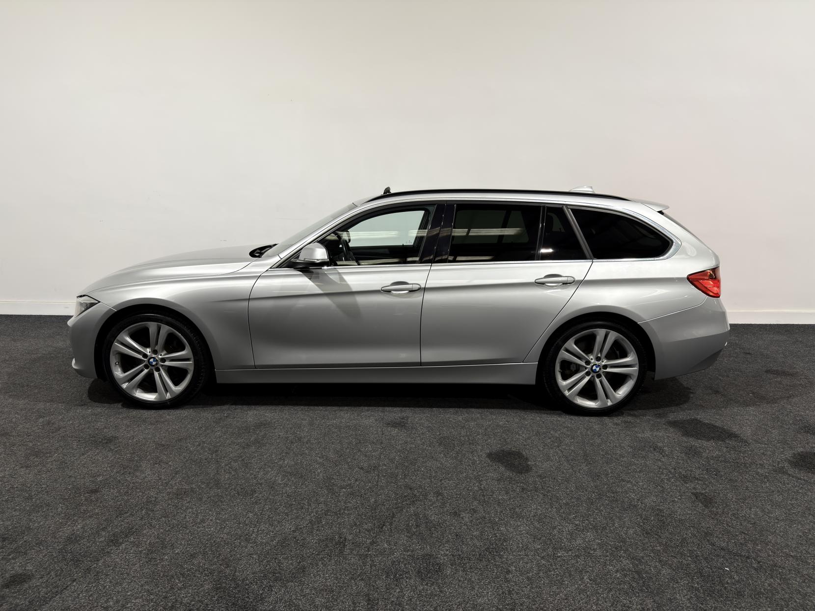 BMW 3 Series 3.0 330d Luxury Touring 5dr Diesel Auto Euro 5 (s/s) (258 ps)