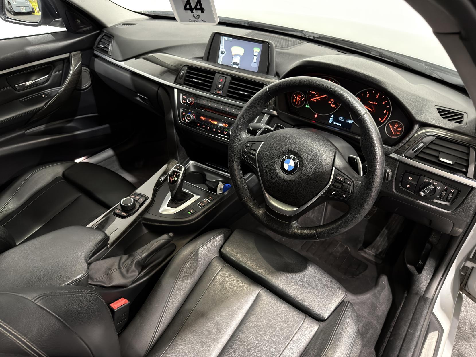 BMW 3 Series 3.0 330d Luxury Touring 5dr Diesel Auto Euro 5 (s/s) (258 ps)