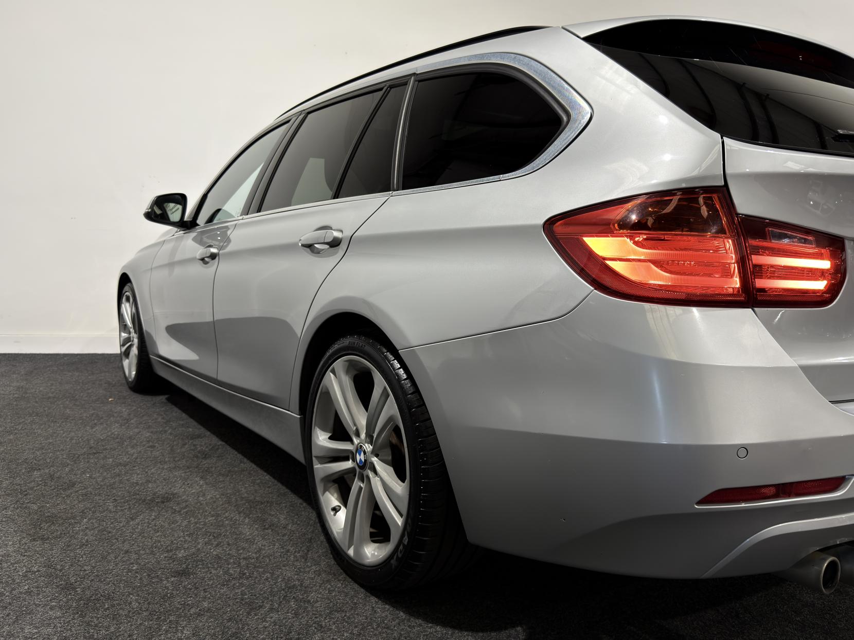 BMW 3 Series 3.0 330d Luxury Touring 5dr Diesel Auto Euro 5 (s/s) (258 ps)