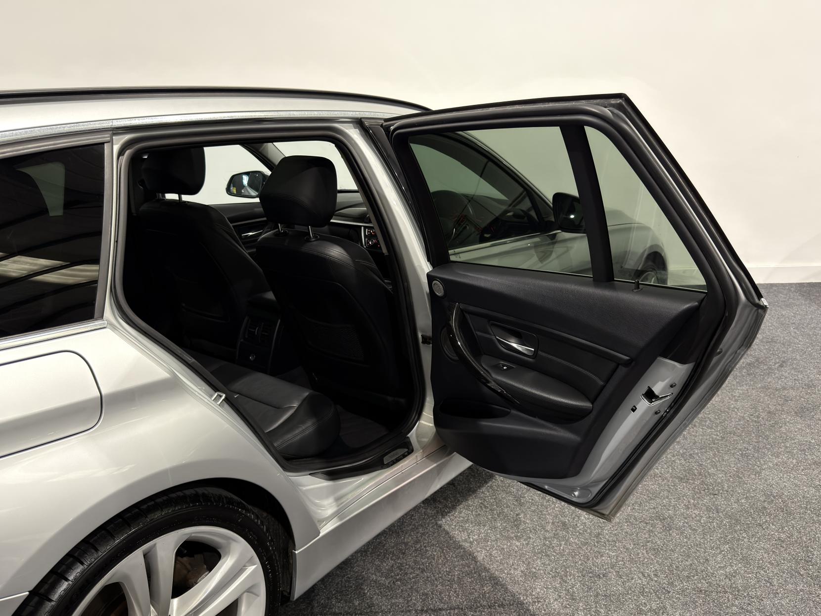 BMW 3 Series 3.0 330d Luxury Touring 5dr Diesel Auto Euro 5 (s/s) (258 ps)