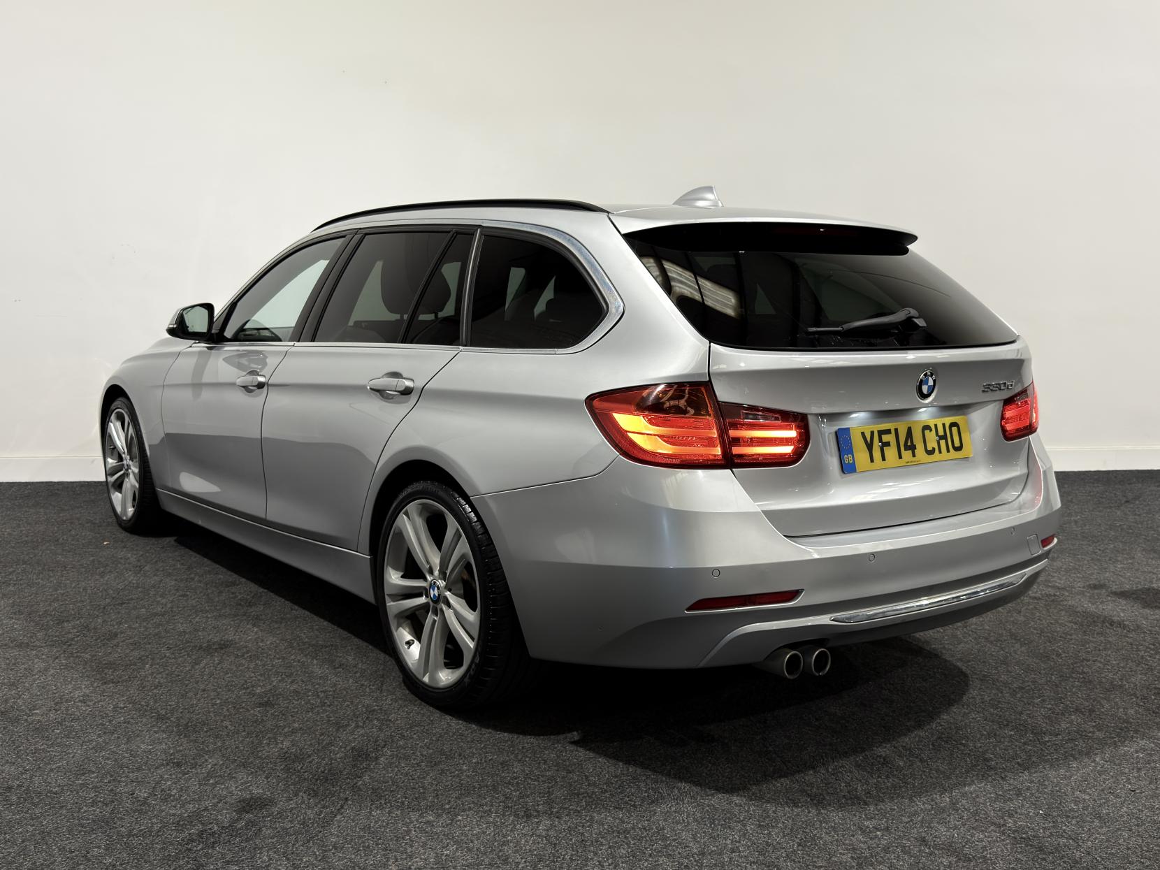 BMW 3 Series 3.0 330d Luxury Touring 5dr Diesel Auto Euro 5 (s/s) (258 ps)
