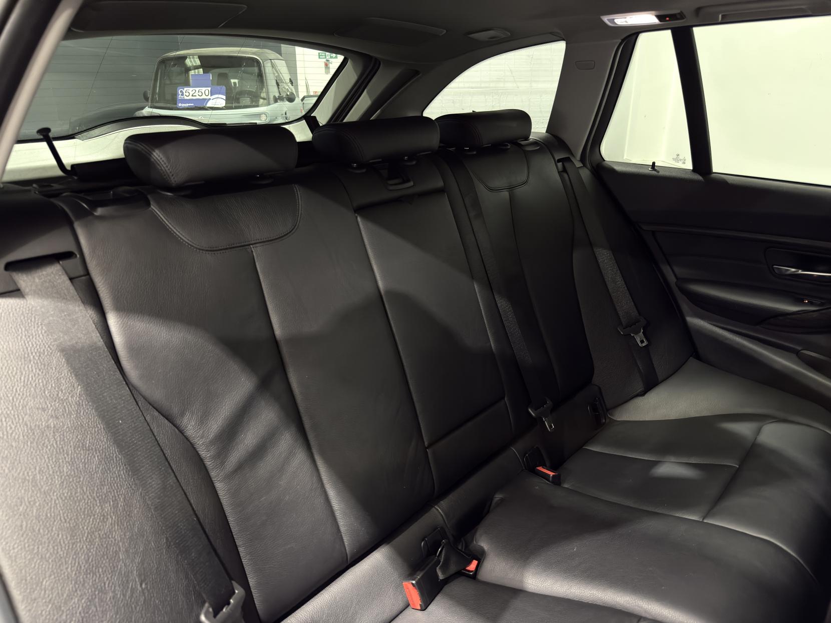 BMW 3 Series 3.0 330d Luxury Touring 5dr Diesel Auto Euro 5 (s/s) (258 ps)