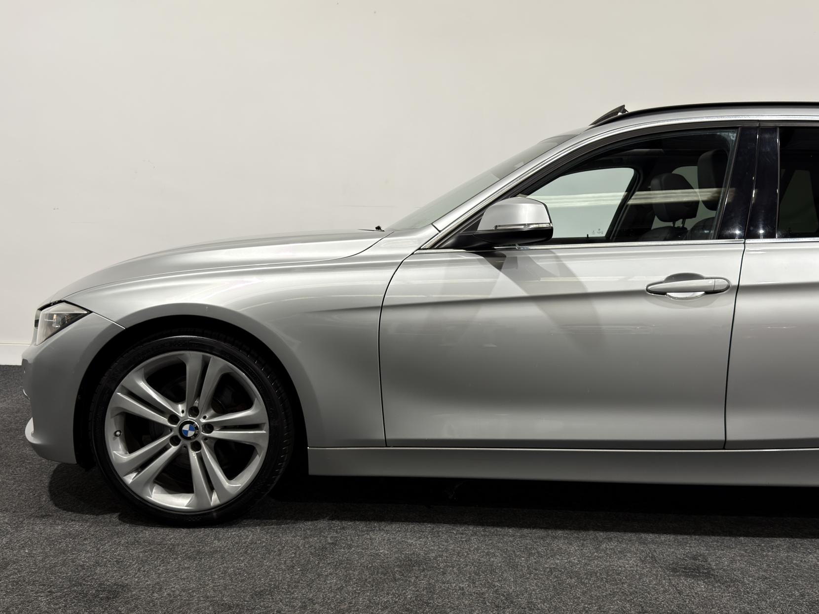 BMW 3 Series 3.0 330d Luxury Touring 5dr Diesel Auto Euro 5 (s/s) (258 ps)