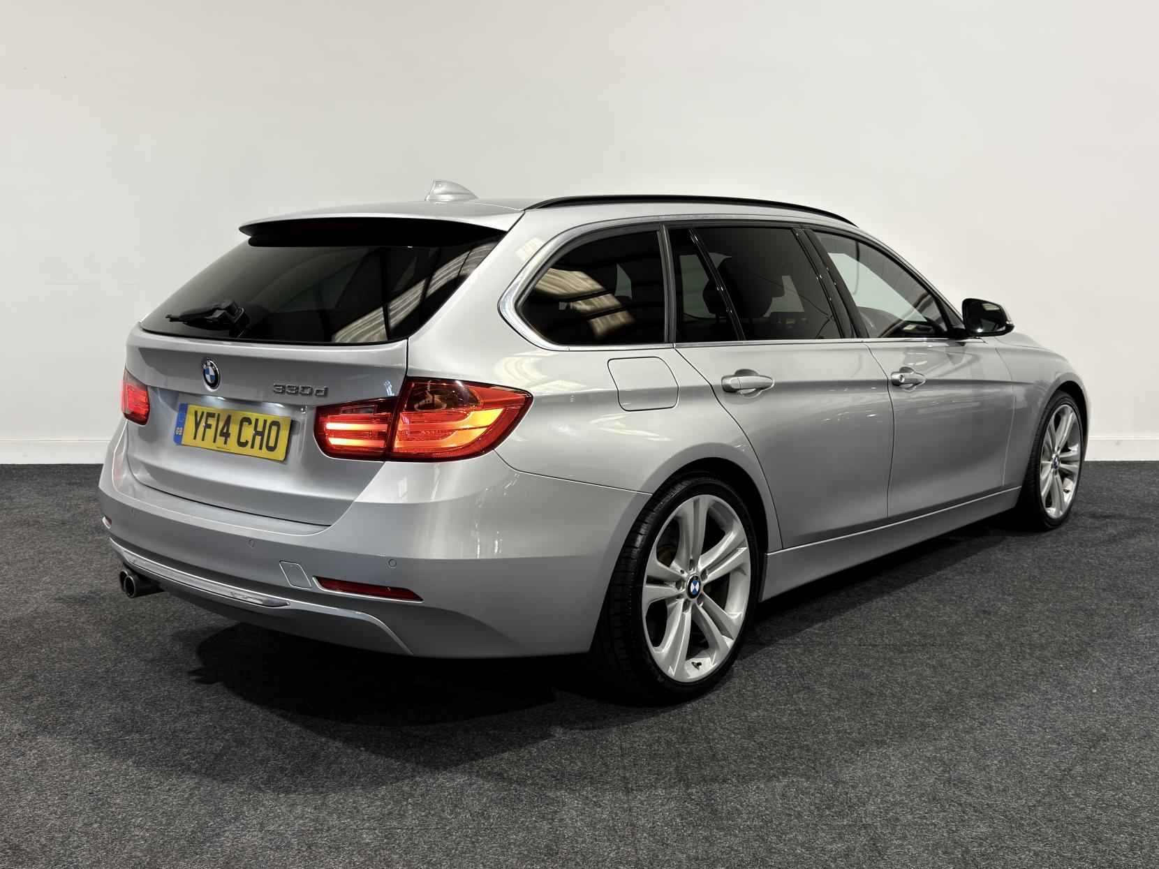 BMW 3 Series 3.0 330d Luxury Touring 5dr Diesel Auto Euro 5 (s/s) (258 ps)