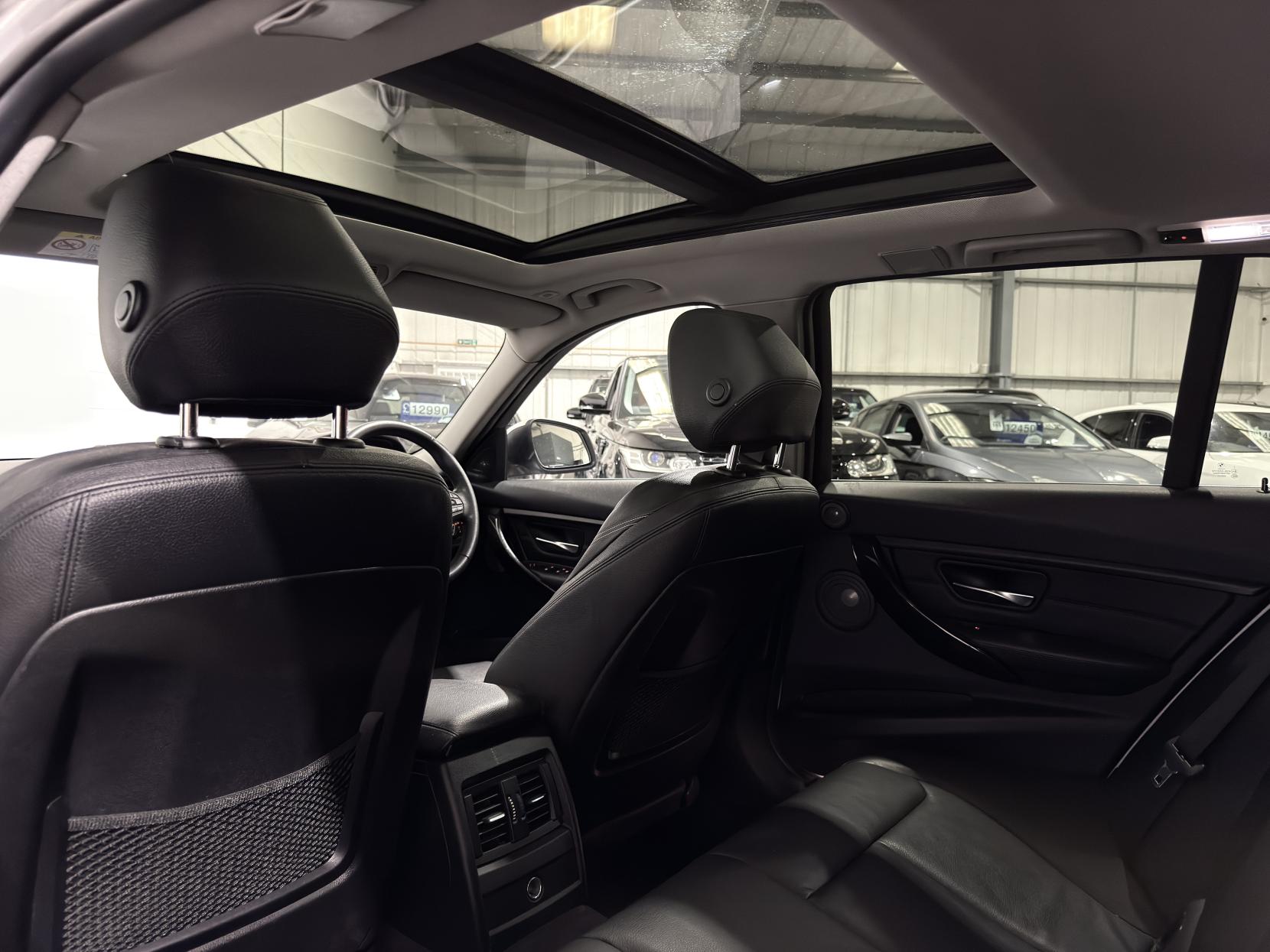 BMW 3 Series 3.0 330d Luxury Touring 5dr Diesel Auto Euro 5 (s/s) (258 ps)